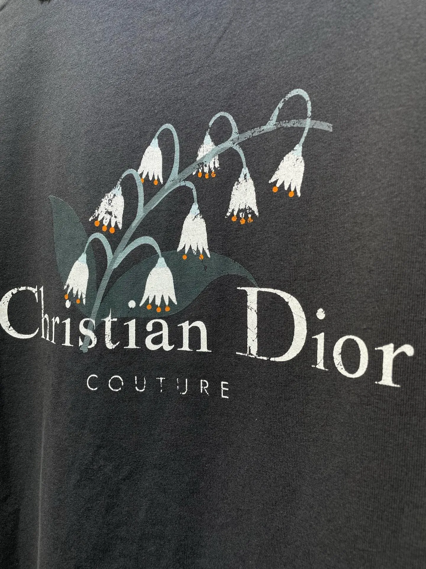 🅿️300 DIOR 🌟【Top Original Order】Lily of the Valley Printed Short Sleeves Process description: Made of 270g washed cotton, 36-count double yarns, the fabric is comfortable and soft, skin-friendly and breathable, with a tight and thick feel, four-thread dense edges, double-thread collar edge, double-needle chain bottom hemming and thread wrapping, the chest is decorated with brand letter logo printing, and the back is decorated with Lily of the Valley letter printing, fine workmanship, the overall line is straight and delicate, the fabric is comfortable and soft, and the color is consistent without color difference. It can be matched with the same style to create a fashionable look, and can be used in various occasions. Customized accessories, complete with three standards, same style for men and women! ⚠️Color: Gray ⚠️Size: XSSML