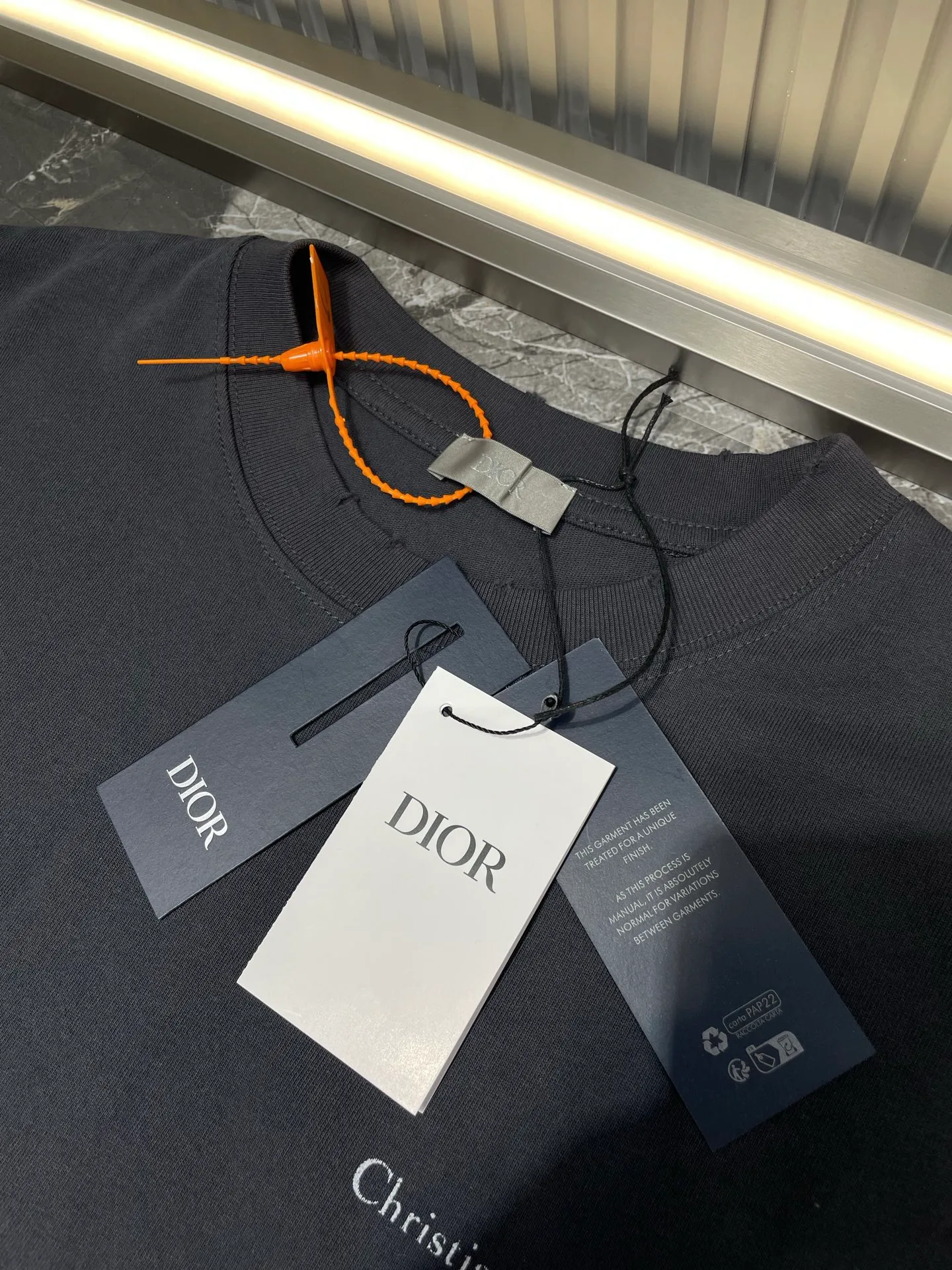🅿️300 DIOR 🌟【Top Original Order】Lily of the Valley Printed Short Sleeves Process description: Made of 270g washed cotton, 36-count double yarns, the fabric is comfortable and soft, skin-friendly and breathable, with a tight and thick feel, four-thread dense edges, double-thread collar edge, double-needle chain bottom hemming and thread wrapping, the chest is decorated with brand letter logo printing, and the back is decorated with Lily of the Valley letter printing, fine workmanship, the overall line is straight and delicate, the fabric is comfortable and soft, and the color is consistent without color difference. It can be matched with the same style to create a fashionable look, and can be used in various occasions. Customized accessories, complete with three standards, same style for men and women! ⚠️Color: Gray ⚠️Size: XSSML
