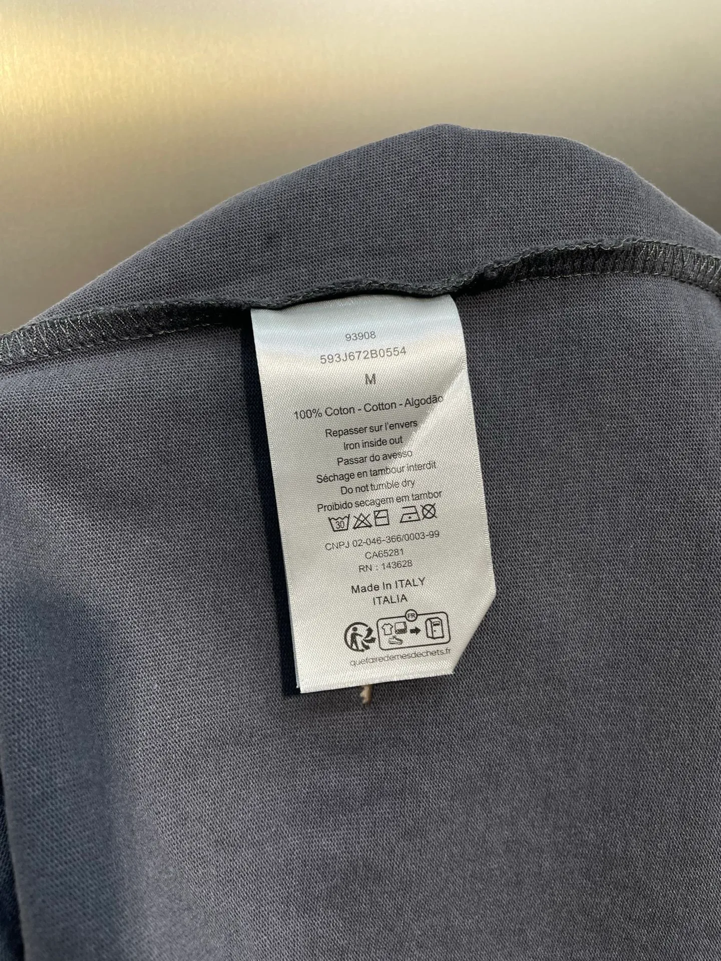 🅿️300 DIOR 🌟【Top Original Order】Lily of the Valley Printed Short Sleeves Process description: Made of 270g washed cotton, 36-count double yarns, the fabric is comfortable and soft, skin-friendly and breathable, with a tight and thick feel, four-thread dense edges, double-thread collar edge, double-needle chain bottom hemming and thread wrapping, the chest is decorated with brand letter logo printing, and the back is decorated with Lily of the Valley letter printing, fine workmanship, the overall line is straight and delicate, the fabric is comfortable and soft, and the color is consistent without color difference. It can be matched with the same style to create a fashionable look, and can be used in various occasions. Customized accessories, complete with three standards, same style for men and women! ⚠️Color: Gray ⚠️Size: XSSML