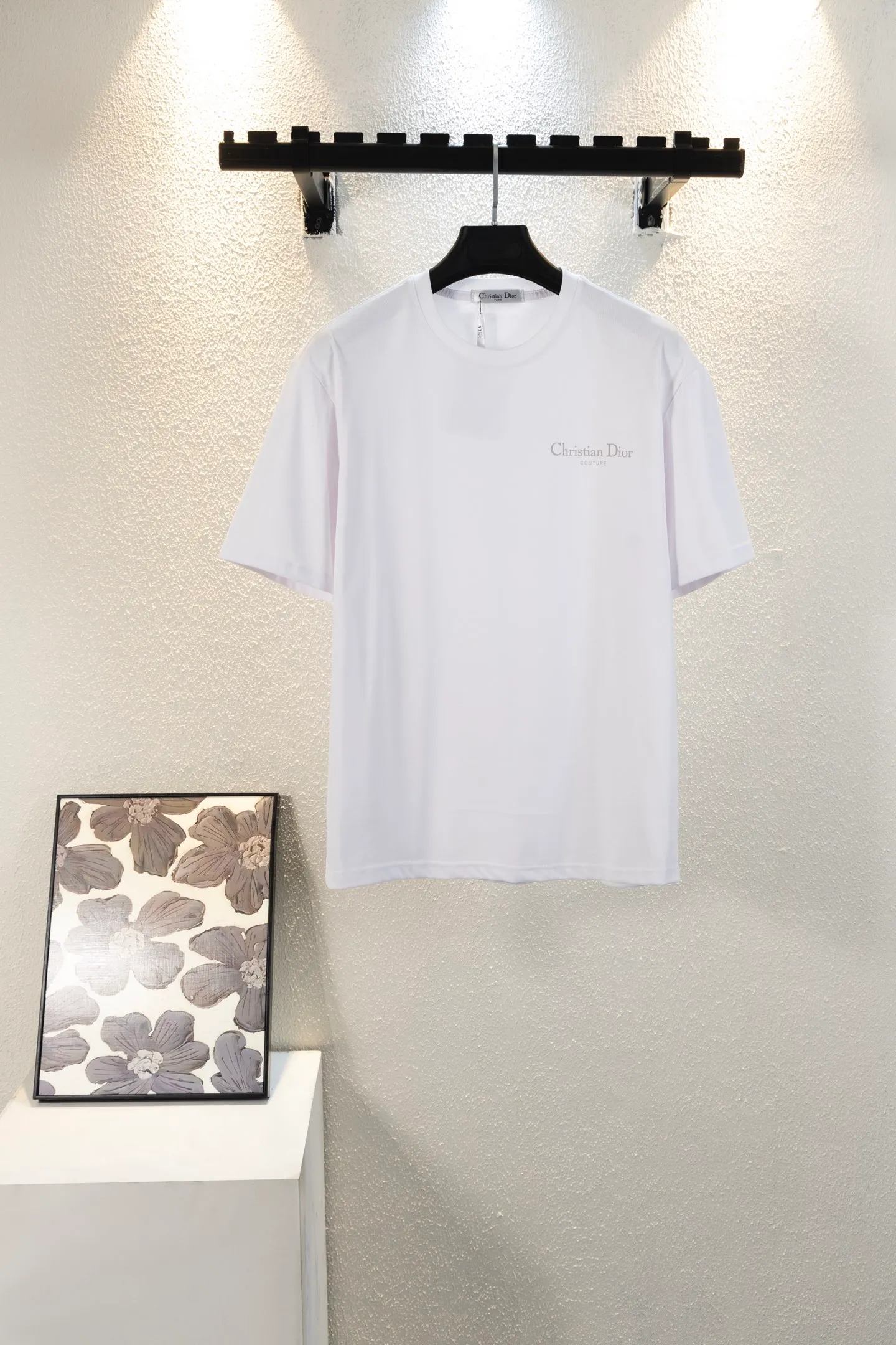 🅿️170 style number k8038 DIOR printed letters‼ ️Short-sleeved T-shirt® is the same as the official website *Customized 280g cotton fabric, soft, skin-friendly and comfortable *Laminated letter logo on the front *A very simple and elegant one that is unparalleled in terms of upper body comfort, interpreting your luxury and taste, and creating your fashionable style and charm. ⚠️Washing method: It is recommended to dry clean or wrap the reverse side in a laundry bag and machine wash it quickly in cold water and let it dry naturally! ⚠️Same style for men and women 𝐂𝐎𝐋𝐎𝐔𝐑: white black 𝐒𝐈𝐙𝐄 XS S M L