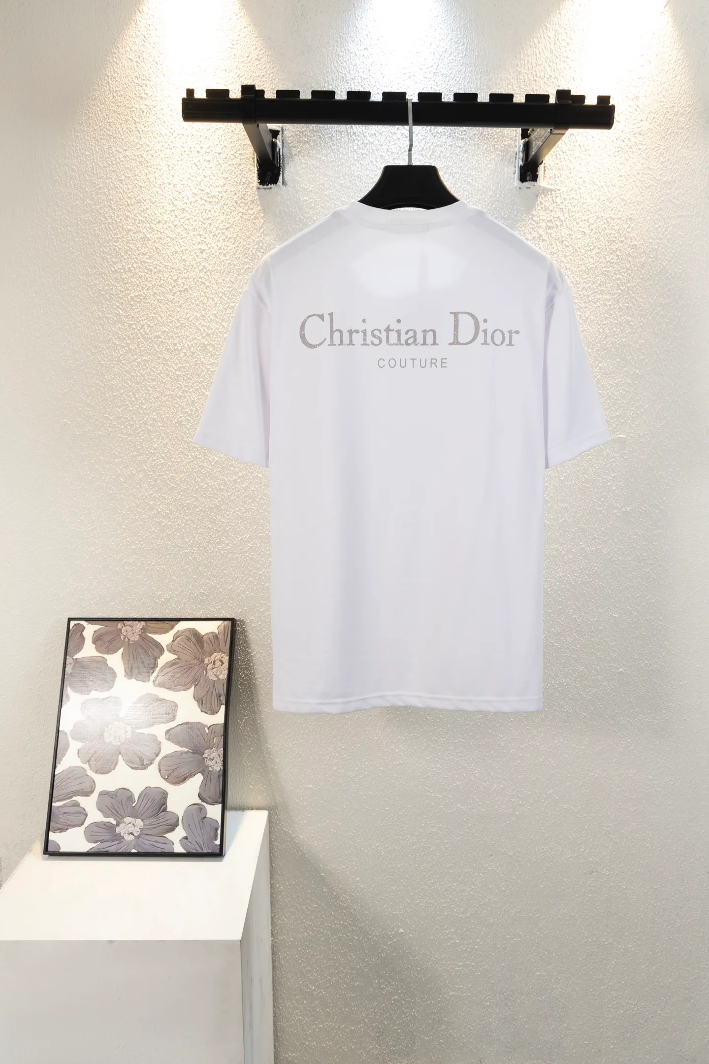 🅿️170 style number k8038 DIOR printed letters‼ ️Short-sleeved T-shirt® is the same as the official website *Customized 280g cotton fabric, soft, skin-friendly and comfortable *Laminated letter logo on the front *A very simple and elegant one that is unparalleled in terms of upper body comfort, interpreting your luxury and taste, and creating your fashionable style and charm. ⚠️Washing method: It is recommended to dry clean or wrap the reverse side in a laundry bag and machine wash it quickly in cold water and let it dry naturally! ⚠️Same style for men and women 𝐂𝐎𝐋𝐎𝐔𝐑: white black 𝐒𝐈𝐙𝐄 XS S M L