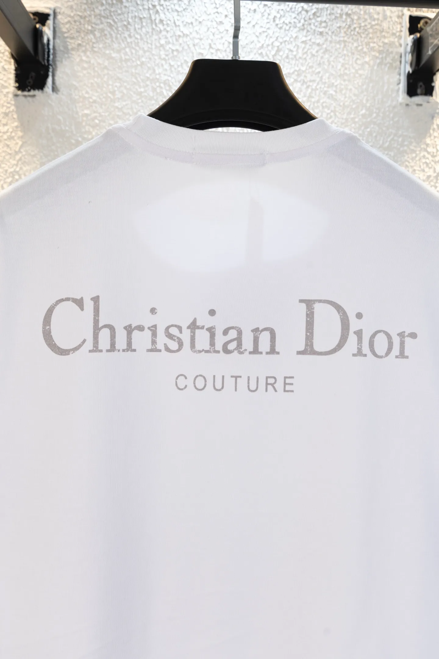 🅿️170 style number k8038 DIOR printed letters‼ ️Short-sleeved T-shirt® is the same as the official website *Customized 280g cotton fabric, soft, skin-friendly and comfortable *Laminated letter logo on the front *A very simple and elegant one that is unparalleled in terms of upper body comfort, interpreting your luxury and taste, and creating your fashionable style and charm. ⚠️Washing method: It is recommended to dry clean or wrap the reverse side in a laundry bag and machine wash it quickly in cold water and let it dry naturally! ⚠️Same style for men and women 𝐂𝐎𝐋𝐎𝐔𝐑: white black 𝐒𝐈𝐙𝐄 XS S M L