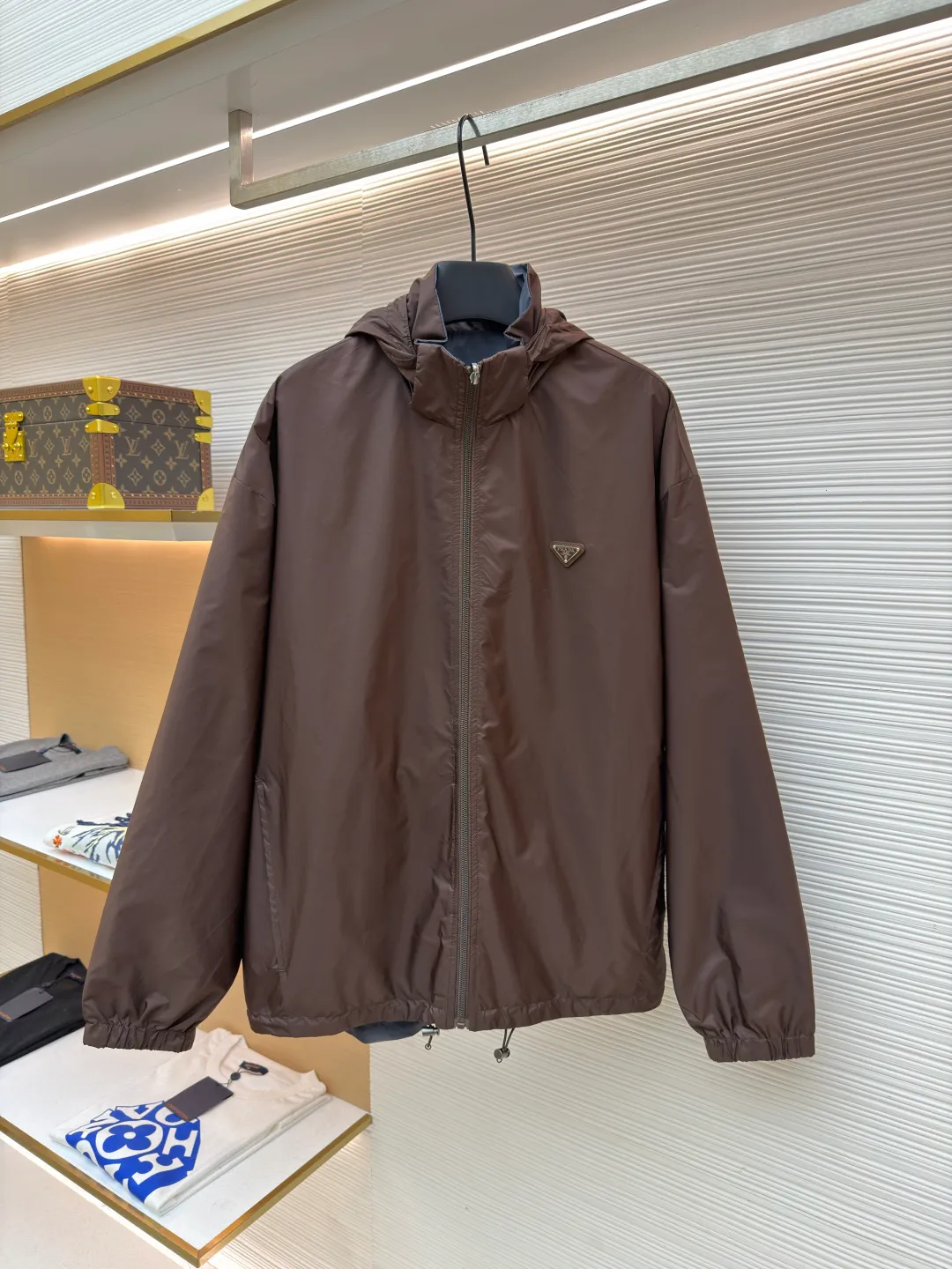 Prada nylon double-sided stand collar jacket ●Original version: Purchased and developed by 11889 ●Item number: 1682491-B60 ●Fabric: nylon fabric ●Technology: Positioning cutting machine production ●Color: brown gray ●Version: Fitted version ●Weight: about 390 grams ●Size: S-M-L-XL ●Description: The brand's iconic regenerated nylon fabric is selected, which has the same performance as traditional nylon, with high strength, tear resistance, wear resistance and other characteristics. It is lightweight and waterproof, suitable for various scenarios. Anti-wrinkle, quick-drying and easy to maintain on a daily basis. Wrap the portion with bias-cut fabric strips, and control the width to about 0.4CM. Align the edges of the two layers of fabric and then fold and sew, with the seams hidden in the sandwich. Then fix it through "anchor points". There are no burrs on both the inner and outer sides, and all seams are completely wrapped, while preventing the bad experience of relative sliding during wearing. The overall wiring is straight and delicate, the fabric is comfortable and soft, and the color is consistent without color difference. It can be matched with the same style to create a fashionable look and control various occasions. Customized accessories, complete with three standards, same style for men and women!
