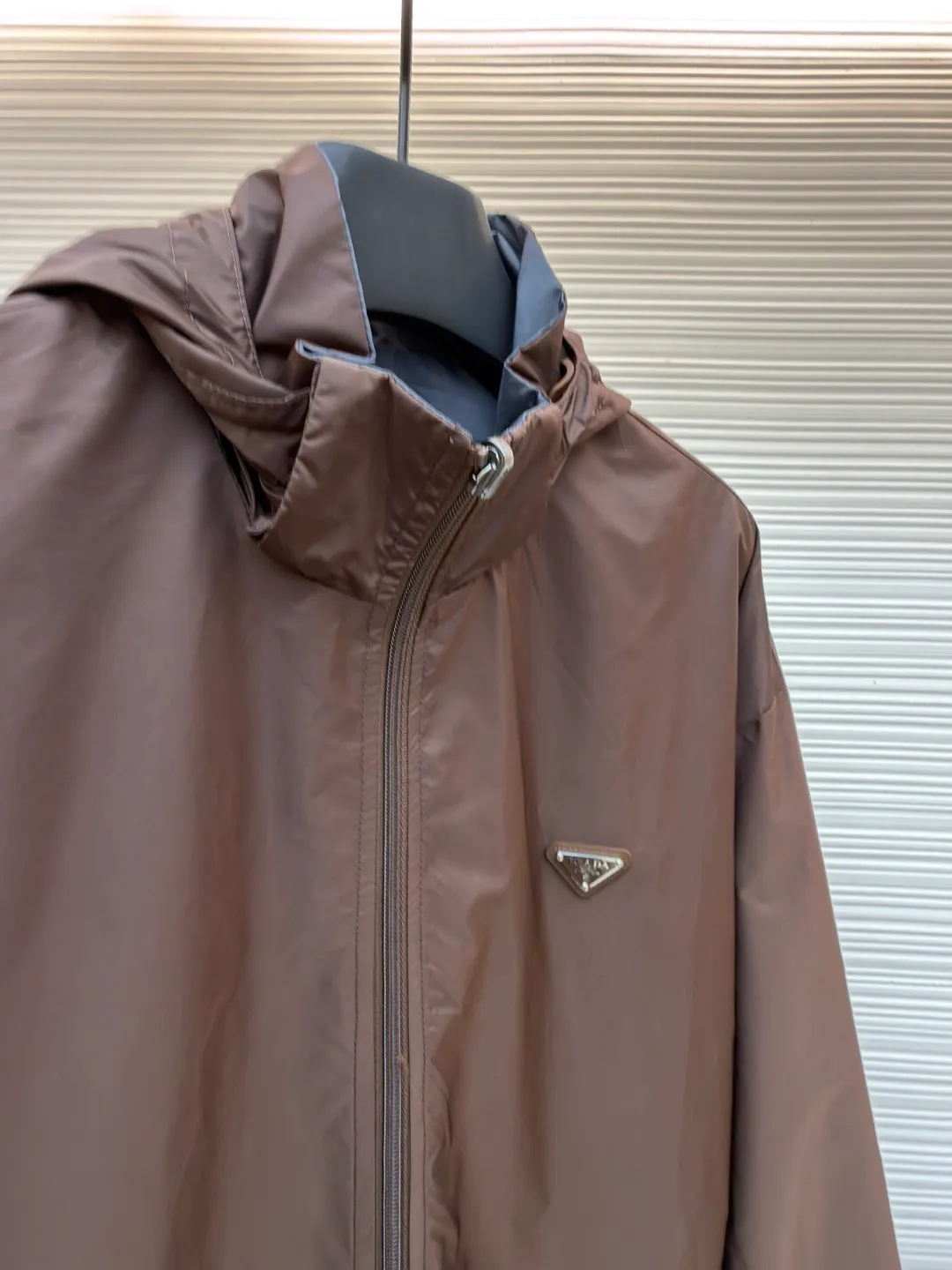 Prada nylon double-sided stand collar jacket ●Original version: Purchased and developed by 11889 ●Item number: 1682491-B60 ●Fabric: nylon fabric ●Technology: Positioning cutting machine production ●Color: brown gray ●Version: Fitted version ●Weight: about 390 grams ●Size: S-M-L-XL ●Description: The brand's iconic regenerated nylon fabric is selected, which has the same performance as traditional nylon, with high strength, tear resistance, wear resistance and other characteristics. It is lightweight and waterproof, suitable for various scenarios. Anti-wrinkle, quick-drying and easy to maintain on a daily basis. Wrap the portion with bias-cut fabric strips, and control the width to about 0.4CM. Align the edges of the two layers of fabric and then fold and sew, with the seams hidden in the sandwich. Then fix it through "anchor points". There are no burrs on both the inner and outer sides, and all seams are completely wrapped, while preventing the bad experience of relative sliding during wearing. The overall wiring is straight and delicate, the fabric is comfortable and soft, and the color is consistent without color difference. It can be matched with the same style to create a fashionable look and control various occasions. Customized accessories, complete with three standards, same style for men and women!