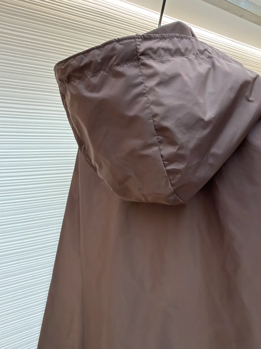 Prada nylon double-sided stand collar jacket ●Original version: Purchased and developed by 11889 ●Item number: 1682491-B60 ●Fabric: nylon fabric ●Technology: Positioning cutting machine production ●Color: brown gray ●Version: Fitted version ●Weight: about 390 grams ●Size: S-M-L-XL ●Description: The brand's iconic regenerated nylon fabric is selected, which has the same performance as traditional nylon, with high strength, tear resistance, wear resistance and other characteristics. It is lightweight and waterproof, suitable for various scenarios. Anti-wrinkle, quick-drying and easy to maintain on a daily basis. Wrap the portion with bias-cut fabric strips, and control the width to about 0.4CM. Align the edges of the two layers of fabric and then fold and sew, with the seams hidden in the sandwich. Then fix it through "anchor points". There are no burrs on both the inner and outer sides, and all seams are completely wrapped, while preventing the bad experience of relative sliding during wearing. The overall wiring is straight and delicate, the fabric is comfortable and soft, and the color is consistent without color difference. It can be matched with the same style to create a fashionable look and control various occasions. Customized accessories, complete with three standards, same style for men and women!
