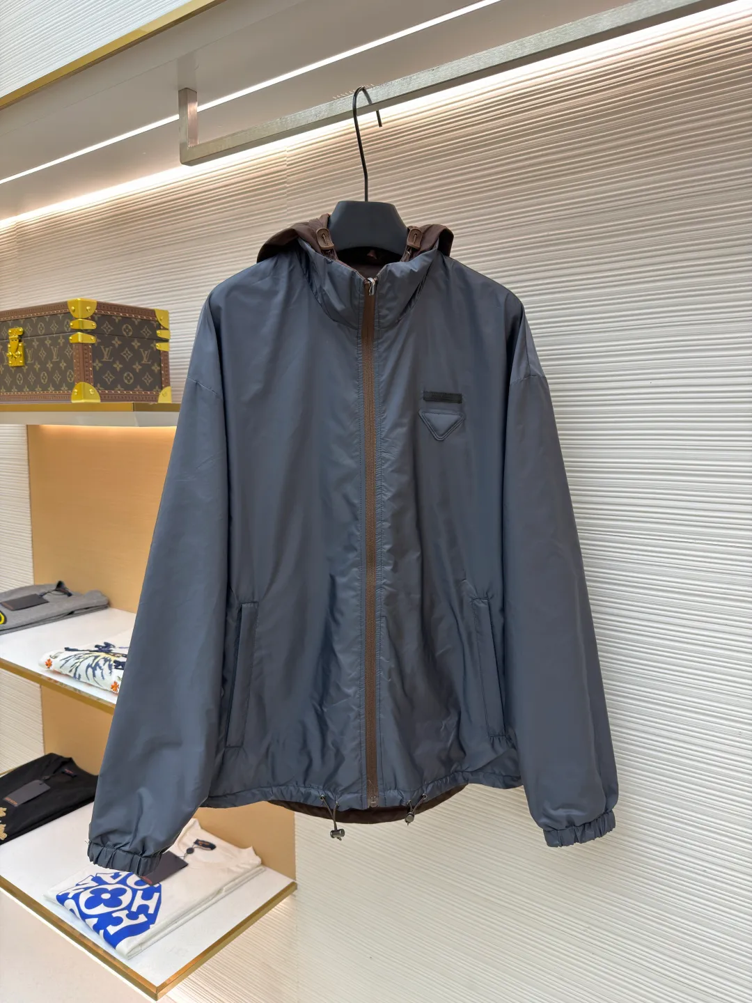 Prada nylon double-sided stand collar jacket ●Original version: Purchased and developed by 11889 ●Item number: 1682491-B60 ●Fabric: nylon fabric ●Technology: Positioning cutting machine production ●Color: brown gray ●Version: Fitted version ●Weight: about 390 grams ●Size: S-M-L-XL ●Description: The brand's iconic regenerated nylon fabric is selected, which has the same performance as traditional nylon, with high strength, tear resistance, wear resistance and other characteristics. It is lightweight and waterproof, suitable for various scenarios. Anti-wrinkle, quick-drying and easy to maintain on a daily basis. Wrap the portion with bias-cut fabric strips, and control the width to about 0.4CM. Align the edges of the two layers of fabric and then fold and sew, with the seams hidden in the sandwich. Then fix it through "anchor points". There are no burrs on both the inner and outer sides, and all seams are completely wrapped, while preventing the bad experience of relative sliding during wearing. The overall wiring is straight and delicate, the fabric is comfortable and soft, and the color is consistent without color difference. It can be matched with the same style to create a fashionable look and control various occasions. Customized accessories, complete with three standards, same style for men and women!