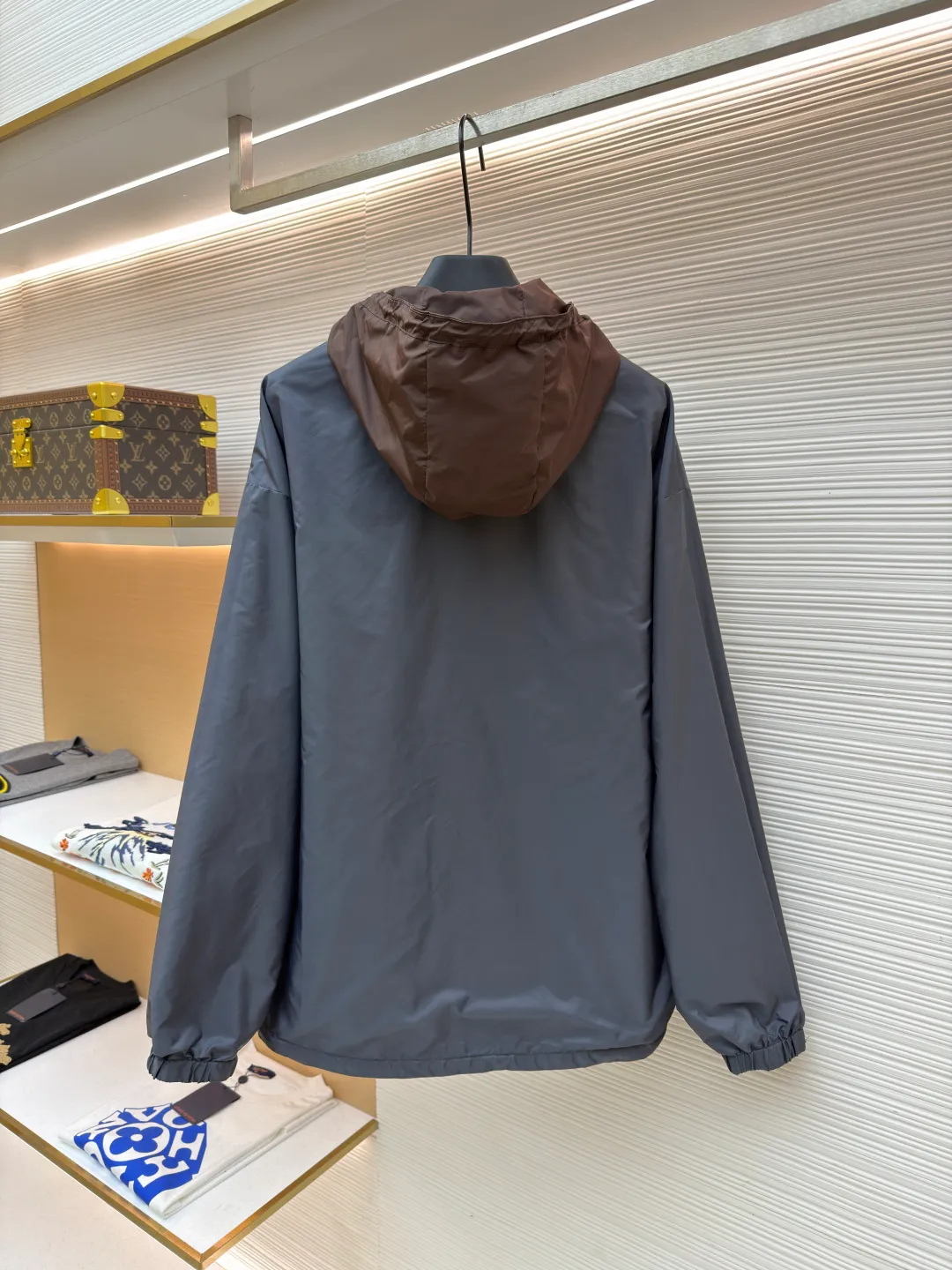 Prada nylon double-sided stand collar jacket ●Original version: Purchased and developed by 11889 ●Item number: 1682491-B60 ●Fabric: nylon fabric ●Technology: Positioning cutting machine production ●Color: brown gray ●Version: Fitted version ●Weight: about 390 grams ●Size: S-M-L-XL ●Description: The brand's iconic regenerated nylon fabric is selected, which has the same performance as traditional nylon, with high strength, tear resistance, wear resistance and other characteristics. It is lightweight and waterproof, suitable for various scenarios. Anti-wrinkle, quick-drying and easy to maintain on a daily basis. Wrap the portion with bias-cut fabric strips, and control the width to about 0.4CM. Align the edges of the two layers of fabric and then fold and sew, with the seams hidden in the sandwich. Then fix it through "anchor points". There are no burrs on both the inner and outer sides, and all seams are completely wrapped, while preventing the bad experience of relative sliding during wearing. The overall wiring is straight and delicate, the fabric is comfortable and soft, and the color is consistent without color difference. It can be matched with the same style to create a fashionable look and control various occasions. Customized accessories, complete with three standards, same style for men and women!