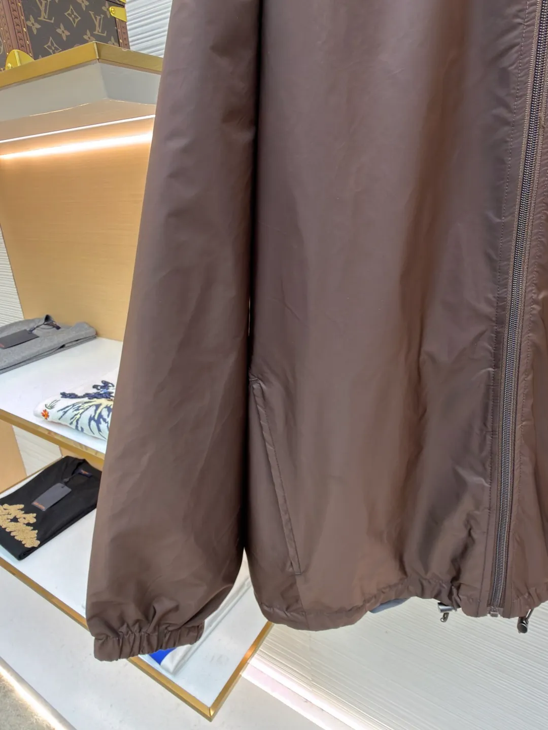 Prada nylon double-sided stand collar jacket ●Original version: Purchased and developed by 11889 ●Item number: 1682491-B60 ●Fabric: nylon fabric ●Technology: Positioning cutting machine production ●Color: brown gray ●Version: Fitted version ●Weight: about 390 grams ●Size: S-M-L-XL ●Description: The brand's iconic regenerated nylon fabric is selected, which has the same performance as traditional nylon, with high strength, tear resistance, wear resistance and other characteristics. It is lightweight and waterproof, suitable for various scenarios. Anti-wrinkle, quick-drying and easy to maintain on a daily basis. Wrap the portion with bias-cut fabric strips, and control the width to about 0.4CM. Align the edges of the two layers of fabric and then fold and sew, with the seams hidden in the sandwich. Then fix it through "anchor points". There are no burrs on both the inner and outer sides, and all seams are completely wrapped, while preventing the bad experience of relative sliding during wearing. The overall wiring is straight and delicate, the fabric is comfortable and soft, and the color is consistent without color difference. It can be matched with the same style to create a fashionable look and control various occasions. Customized accessories, complete with three standards, same style for men and women!