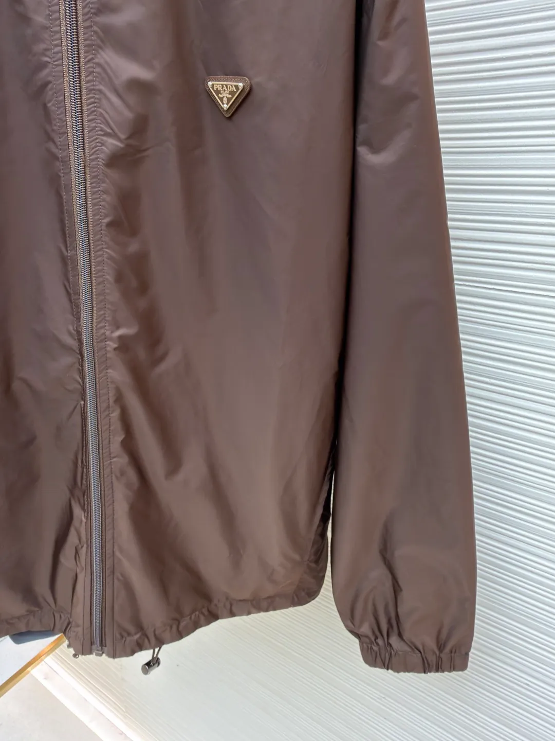 Prada nylon double-sided stand collar jacket ●Original version: Purchased and developed by 11889 ●Item number: 1682491-B60 ●Fabric: nylon fabric ●Technology: Positioning cutting machine production ●Color: brown gray ●Version: Fitted version ●Weight: about 390 grams ●Size: S-M-L-XL ●Description: The brand's iconic regenerated nylon fabric is selected, which has the same performance as traditional nylon, with high strength, tear resistance, wear resistance and other characteristics. It is lightweight and waterproof, suitable for various scenarios. Anti-wrinkle, quick-drying and easy to maintain on a daily basis. Wrap the portion with bias-cut fabric strips, and control the width to about 0.4CM. Align the edges of the two layers of fabric and then fold and sew, with the seams hidden in the sandwich. Then fix it through "anchor points". There are no burrs on both the inner and outer sides, and all seams are completely wrapped, while preventing the bad experience of relative sliding during wearing. The overall wiring is straight and delicate, the fabric is comfortable and soft, and the color is consistent without color difference. It can be matched with the same style to create a fashionable look and control various occasions. Customized accessories, complete with three standards, same style for men and women!