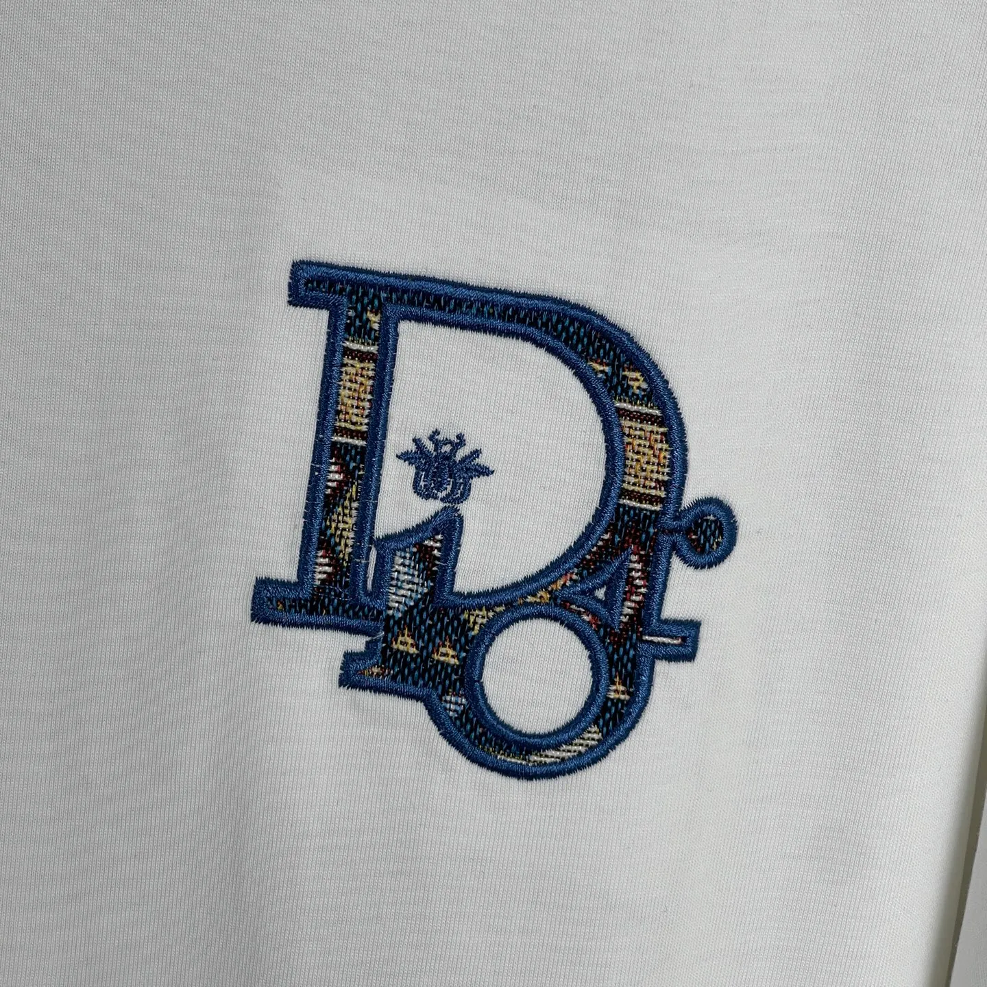 🅿️190 /A57 DIOR Dior Fabric upgrade 300 high gram weight High-end three-dimensional embroidery technology Exclusive new original order Same style for men and women Casual loose-fitting short sleeves High-end customization High version Fashionable and versatile imported fabrics Super soft and delicate feel Skin-friendly and comfortable to wear High-end boutique High-temperature washing process to ensure no deformation or shrinkage, summer wear, a comfortable and beautiful value! A must-have item for beauty and aging! The surface is ultra-fine and smooth, uniform, delicate and soft. It is comfortable to wear and can easily create a cool summer feel. It is easy to handle on the upper body and becomes the focus of the street in minutes. Size: S-XL Color: black and white