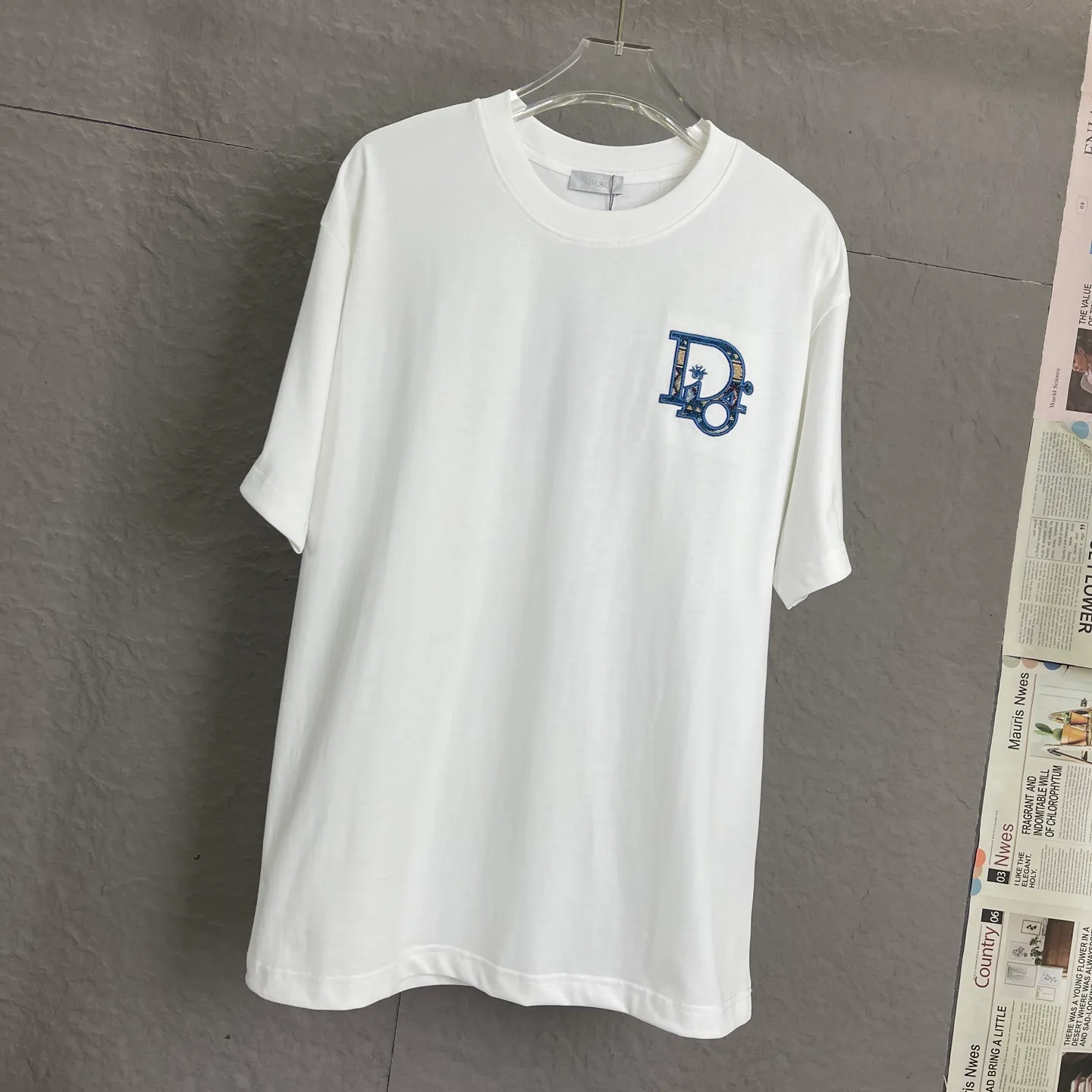🅿️190 /A57 DIOR Dior Fabric upgrade 300 high gram weight High-end three-dimensional embroidery technology Exclusive new original order Same style for men and women Casual loose-fitting short sleeves High-end customization High version Fashionable and versatile imported fabrics Super soft and delicate feel Skin-friendly and comfortable to wear High-end boutique High-temperature washing process to ensure no deformation or shrinkage, summer wear, a comfortable and beautiful value! A must-have item for beauty and aging! The surface is ultra-fine and smooth, uniform, delicate and soft. It is comfortable to wear and can easily create a cool summer feel. It is easy to handle on the upper body and becomes the focus of the street in minutes. Size: S-XL Color: black and white