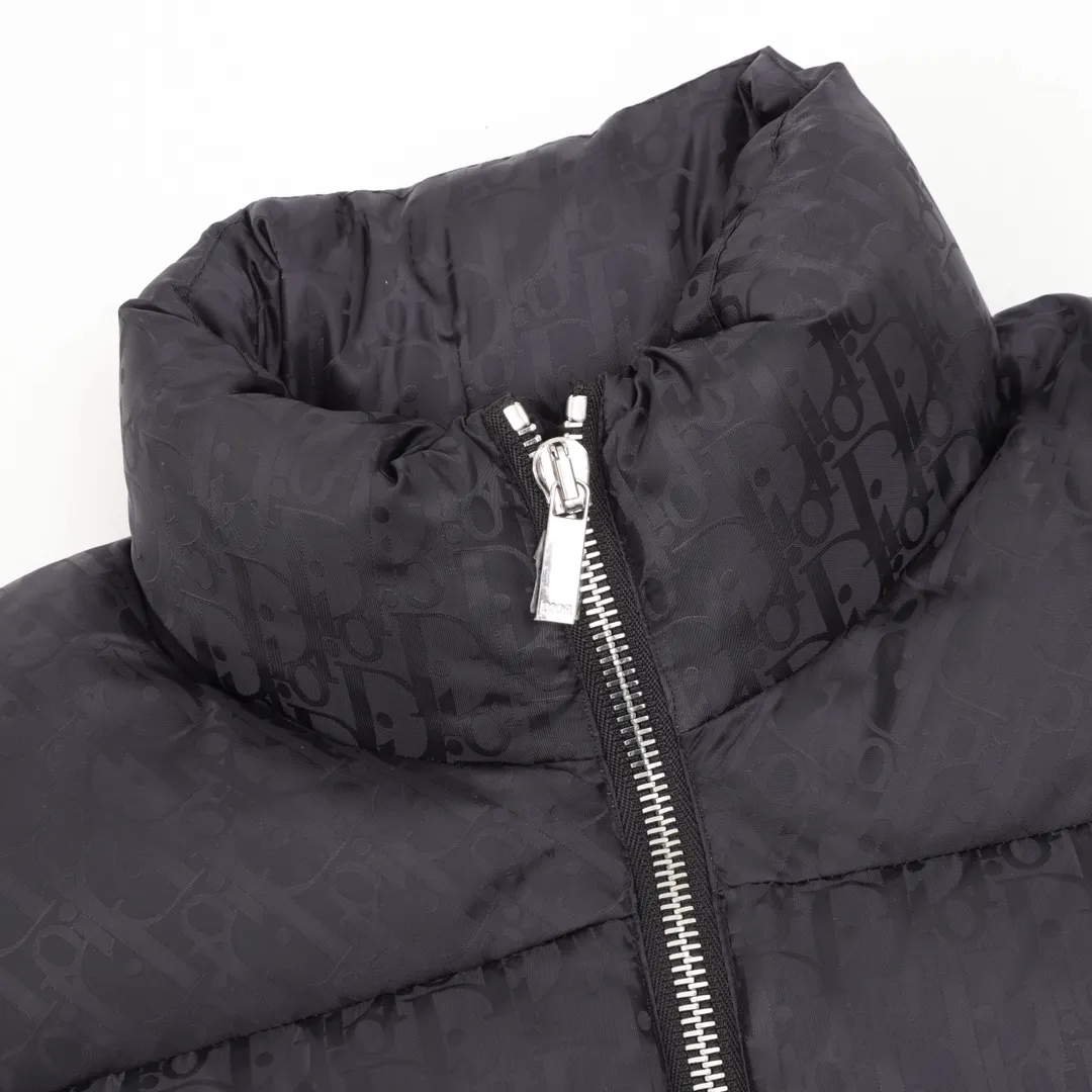 🅿️1400 Dior/Dior full-print dark pattern presbyopia down jacket "World-destroying version" is directly available on all major platforms, purchasing agents, and micro-business. , Violence detection, 90 velvet inspection in Guangdong, welcome to compare any details of quality. Purchased from zp operation in Hong Kong counter, this is a down jacket with ultra-complex craftsmanship. The custom-made fabric cycle is as long as 50 days. It is absolutely windproof and waterproof, and can be watertight. It can be called a safe haven in winter. On the basis of the original fabric, laser jacquard makes the whole garment uneven, with a stronger three-dimensional effect and a more obvious 3D effect. The hardware of the whole garment is made of original Factory custom-made one to one, tungsten gold material, leather label design, hot melt technology, one-time molding, using 90 white duck down, 700 fill power, no velvet, stand-up collar design, elastic cuff design, windproof and warm, the whole piece is windproof, water-proof, cold-proof, fashionable and practical, the same style worn by major Internet celebrities, stars, winter cold protection artifact, purchasing version, feel free to compare ZP. Size:44-52