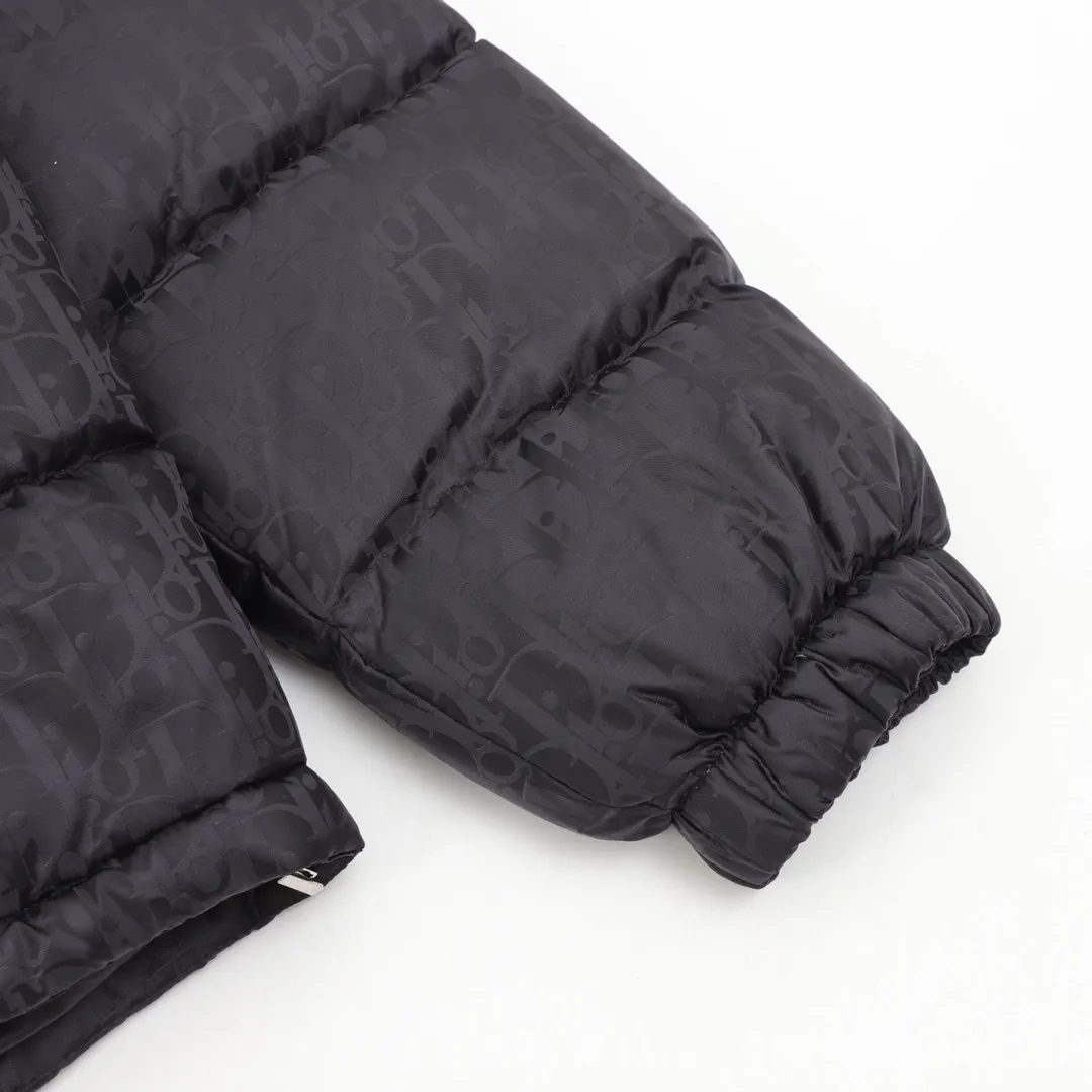 🅿️1400 Dior/Dior full-print dark pattern presbyopia down jacket "World-destroying version" is directly available on all major platforms, purchasing agents, and micro-business. , Violence detection, 90 velvet inspection in Guangdong, welcome to compare any details of quality. Purchased from zp operation in Hong Kong counter, this is a down jacket with ultra-complex craftsmanship. The custom-made fabric cycle is as long as 50 days. It is absolutely windproof and waterproof, and can be watertight. It can be called a safe haven in winter. On the basis of the original fabric, laser jacquard makes the whole garment uneven, with a stronger three-dimensional effect and a more obvious 3D effect. The hardware of the whole garment is made of original Factory custom-made one to one, tungsten gold material, leather label design, hot melt technology, one-time molding, using 90 white duck down, 700 fill power, no velvet, stand-up collar design, elastic cuff design, windproof and warm, the whole piece is windproof, water-proof, cold-proof, fashionable and practical, the same style worn by major Internet celebrities, stars, winter cold protection artifact, purchasing version, feel free to compare ZP. Size:44-52