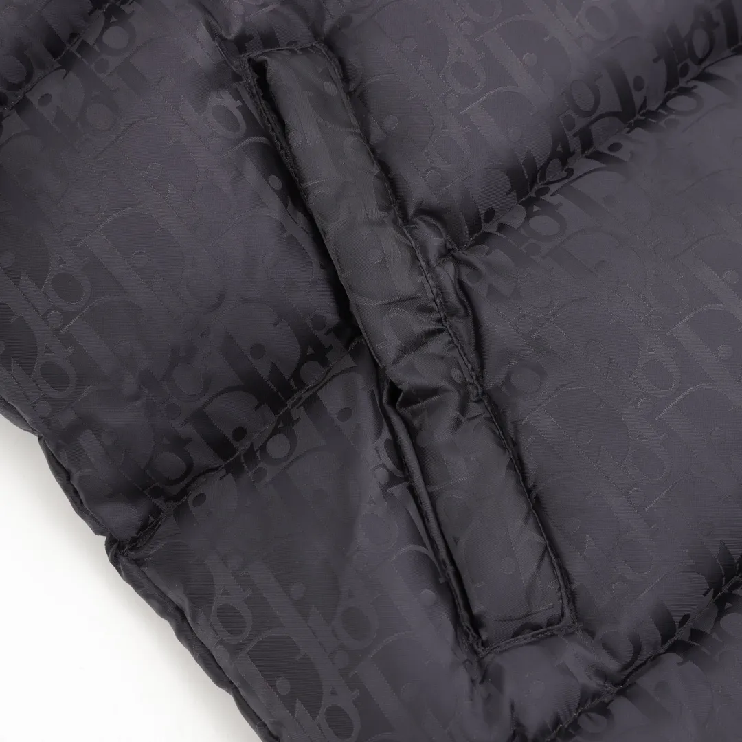 🅿️1400 Dior/Dior full-print dark pattern presbyopia down jacket "World-destroying version" is directly available on all major platforms, purchasing agents, and micro-business. , Violence detection, 90 velvet inspection in Guangdong, welcome to compare any details of quality. Purchased from zp operation in Hong Kong counter, this is a down jacket with ultra-complex craftsmanship. The custom-made fabric cycle is as long as 50 days. It is absolutely windproof and waterproof, and can be watertight. It can be called a safe haven in winter. On the basis of the original fabric, laser jacquard makes the whole garment uneven, with a stronger three-dimensional effect and a more obvious 3D effect. The hardware of the whole garment is made of original Factory custom-made one to one, tungsten gold material, leather label design, hot melt technology, one-time molding, using 90 white duck down, 700 fill power, no velvet, stand-up collar design, elastic cuff design, windproof and warm, the whole piece is windproof, water-proof, cold-proof, fashionable and practical, the same style worn by major Internet celebrities, stars, winter cold protection artifact, purchasing version, feel free to compare ZP. Size:44-52