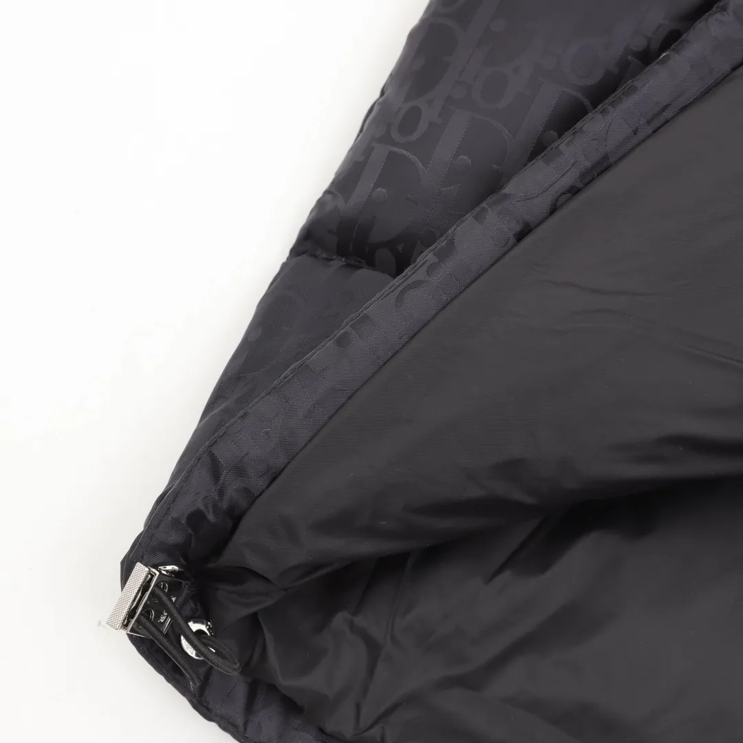 🅿️1400 Dior/Dior full-print dark pattern presbyopia down jacket "World-destroying version" is directly available on all major platforms, purchasing agents, and micro-business. , Violence detection, 90 velvet inspection in Guangdong, welcome to compare any details of quality. Purchased from zp operation in Hong Kong counter, this is a down jacket with ultra-complex craftsmanship. The custom-made fabric cycle is as long as 50 days. It is absolutely windproof and waterproof, and can be watertight. It can be called a safe haven in winter. On the basis of the original fabric, laser jacquard makes the whole garment uneven, with a stronger three-dimensional effect and a more obvious 3D effect. The hardware of the whole garment is made of original Factory custom-made one to one, tungsten gold material, leather label design, hot melt technology, one-time molding, using 90 white duck down, 700 fill power, no velvet, stand-up collar design, elastic cuff design, windproof and warm, the whole piece is windproof, water-proof, cold-proof, fashionable and practical, the same style worn by major Internet celebrities, stars, winter cold protection artifact, purchasing version, feel free to compare ZP. Size:44-52