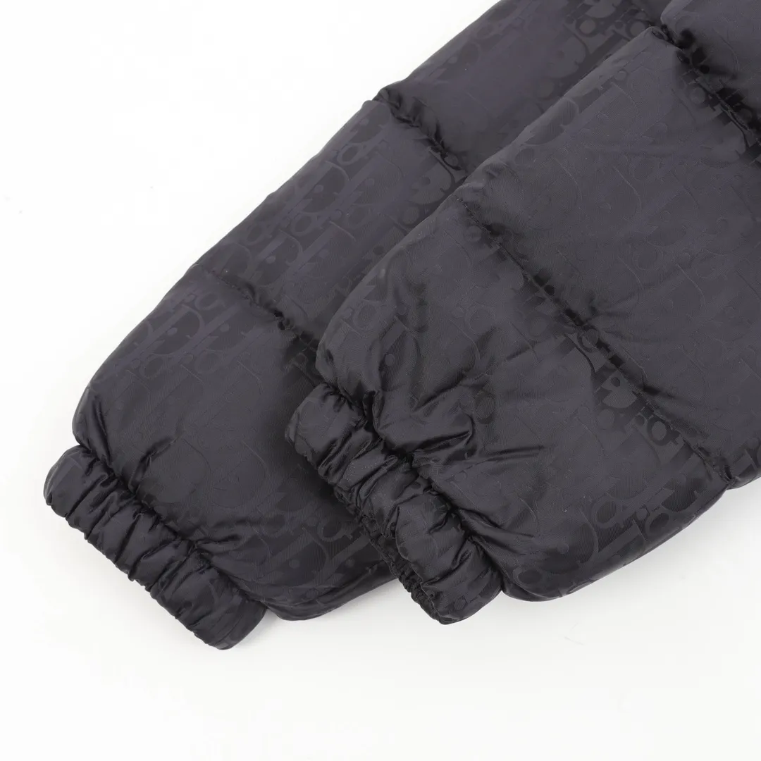 🅿️1400 Dior/Dior full-print dark pattern presbyopia down jacket "World-destroying version" is directly available on all major platforms, purchasing agents, and micro-business. , Violence detection, 90 velvet inspection in Guangdong, welcome to compare any details of quality. Purchased from zp operation in Hong Kong counter, this is a down jacket with ultra-complex craftsmanship. The custom-made fabric cycle is as long as 50 days. It is absolutely windproof and waterproof, and can be watertight. It can be called a safe haven in winter. On the basis of the original fabric, laser jacquard makes the whole garment uneven, with a stronger three-dimensional effect and a more obvious 3D effect. The hardware of the whole garment is made of original Factory custom-made one to one, tungsten gold material, leather label design, hot melt technology, one-time molding, using 90 white duck down, 700 fill power, no velvet, stand-up collar design, elastic cuff design, windproof and warm, the whole piece is windproof, water-proof, cold-proof, fashionable and practical, the same style worn by major Internet celebrities, stars, winter cold protection artifact, purchasing version, feel free to compare ZP. Size:44-52
