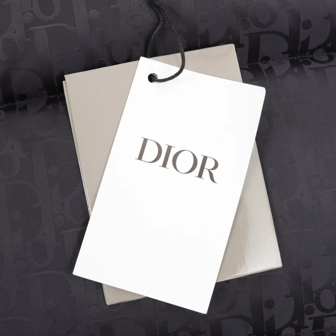 🅿️1400 Dior/Dior full-print dark pattern presbyopia down jacket "World-destroying version" is directly available on all major platforms, purchasing agents, and micro-business. , Violence detection, 90 velvet inspection in Guangdong, welcome to compare any details of quality. Purchased from zp operation in Hong Kong counter, this is a down jacket with ultra-complex craftsmanship. The custom-made fabric cycle is as long as 50 days. It is absolutely windproof and waterproof, and can be watertight. It can be called a safe haven in winter. On the basis of the original fabric, laser jacquard makes the whole garment uneven, with a stronger three-dimensional effect and a more obvious 3D effect. The hardware of the whole garment is made of original Factory custom-made one to one, tungsten gold material, leather label design, hot melt technology, one-time molding, using 90 white duck down, 700 fill power, no velvet, stand-up collar design, elastic cuff design, windproof and warm, the whole piece is windproof, water-proof, cold-proof, fashionable and practical, the same style worn by major Internet celebrities, stars, winter cold protection artifact, purchasing version, feel free to compare ZP. Size:44-52