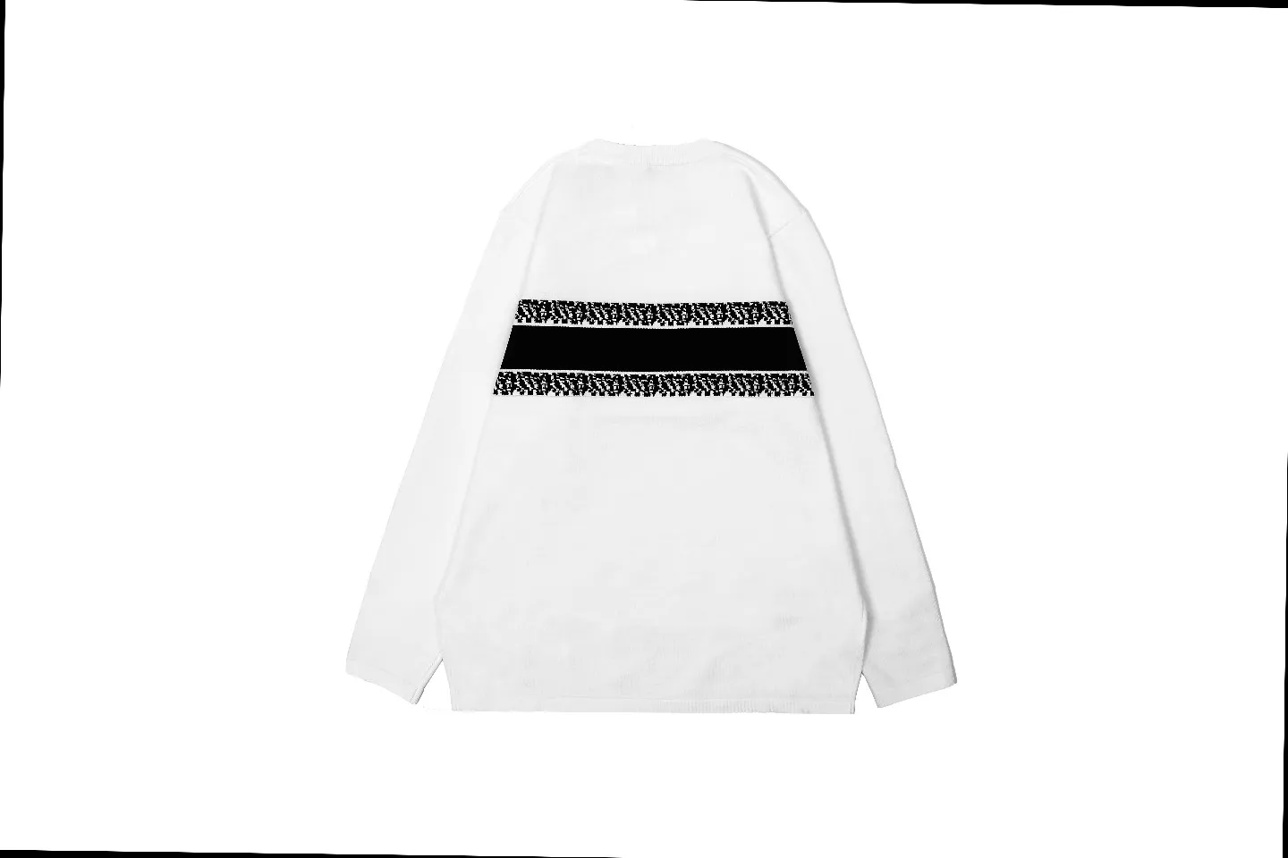 🅿️250 DIOR High-quality classic jacquard knitted sweater casual top for couples Dior classic series Exquisite and delicate craftsmanship The fabric is silky and super breathable, comfortable to the touch, high-grade and supple. Spun knitted elastic fabric is light and breathable without any sense of restraint. It is very youthful and energetic. Both men and women can easily control it. It is very in line with the fashion aesthetic concept of today's young people. The wearing effect is invincible, beautiful and handsome. A must-have for autumn and winter couples. Complete three standards. Same style for men and women. Model D8933 Color: Black White Size: S M L XL