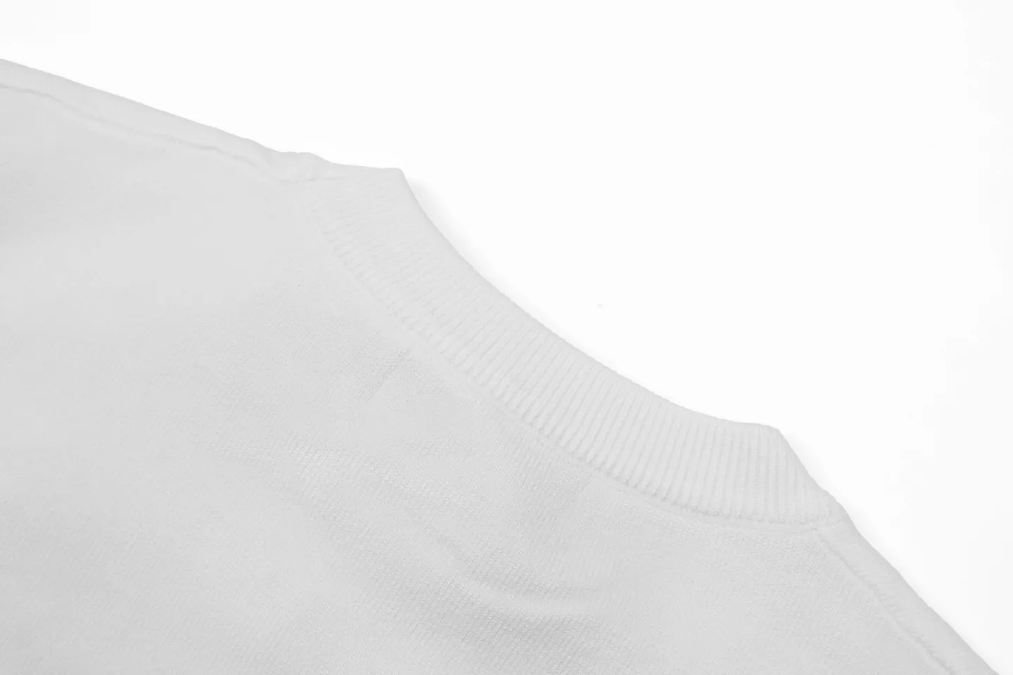 🅿️250 DIOR High-quality classic jacquard knitted sweater casual top for couples Dior classic series Exquisite and delicate craftsmanship The fabric is silky and super breathable, comfortable to the touch, high-grade and supple. Spun knitted elastic fabric is light and breathable without any sense of restraint. It is very youthful and energetic. Both men and women can easily control it. It is very in line with the fashion aesthetic concept of today's young people. The wearing effect is invincible, beautiful and handsome. A must-have for autumn and winter couples. Complete three standards. Same style for men and women. Model D8933 Color: Black White Size: S M L XL