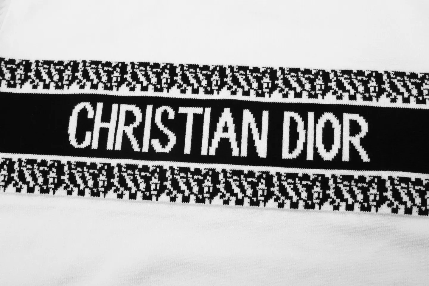 🅿️250 DIOR High-quality classic jacquard knitted sweater casual top for couples Dior classic series Exquisite and delicate craftsmanship The fabric is silky and super breathable, comfortable to the touch, high-grade and supple. Spun knitted elastic fabric is light and breathable without any sense of restraint. It is very youthful and energetic. Both men and women can easily control it. It is very in line with the fashion aesthetic concept of today's young people. The wearing effect is invincible, beautiful and handsome. A must-have for autumn and winter couples. Complete three standards. Same style for men and women. Model D8933 Color: Black White Size: S M L XL