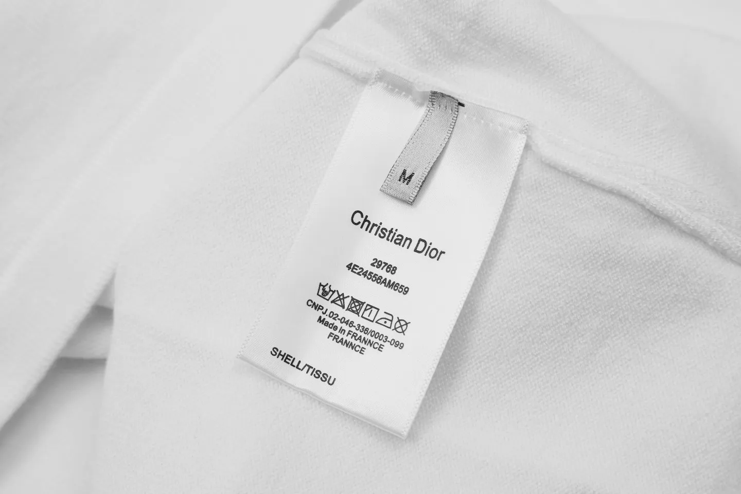 🅿️250 DIOR High-quality classic jacquard knitted sweater casual top for couples Dior classic series Exquisite and delicate craftsmanship The fabric is silky and super breathable, comfortable to the touch, high-grade and supple. Spun knitted elastic fabric is light and breathable without any sense of restraint. It is very youthful and energetic. Both men and women can easily control it. It is very in line with the fashion aesthetic concept of today's young people. The wearing effect is invincible, beautiful and handsome. A must-have for autumn and winter couples. Complete three standards. Same style for men and women. Model D8933 Color: Black White Size: S M L XL