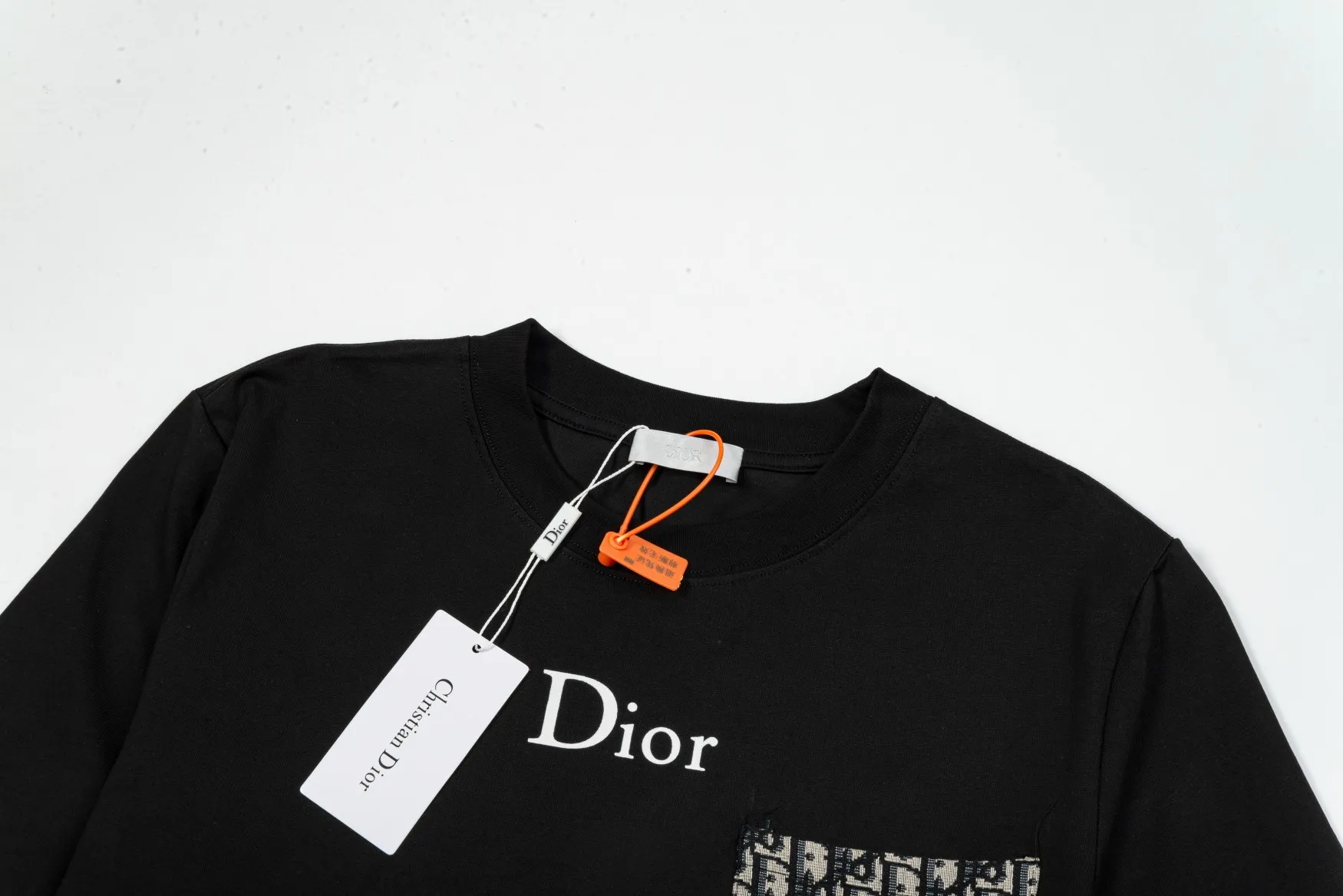 🅿️230 Dior DIOR new autumn and winter fabric pocket printed long sleeves, high quality 🔥nylon pure cotton washable hand feel, logo printing on the front, fabric pocket decoration, specially customized ribbing. The fabric is comfortable and soft, restoring the trend brought by special craftsmanship, custom dyed, complete with three standards. Non-market ordinary version. Compare at will. Quality is absolutely guaranteed. Same style for men and women. Color: Black White Size: S M L XL [Style No. A3308]