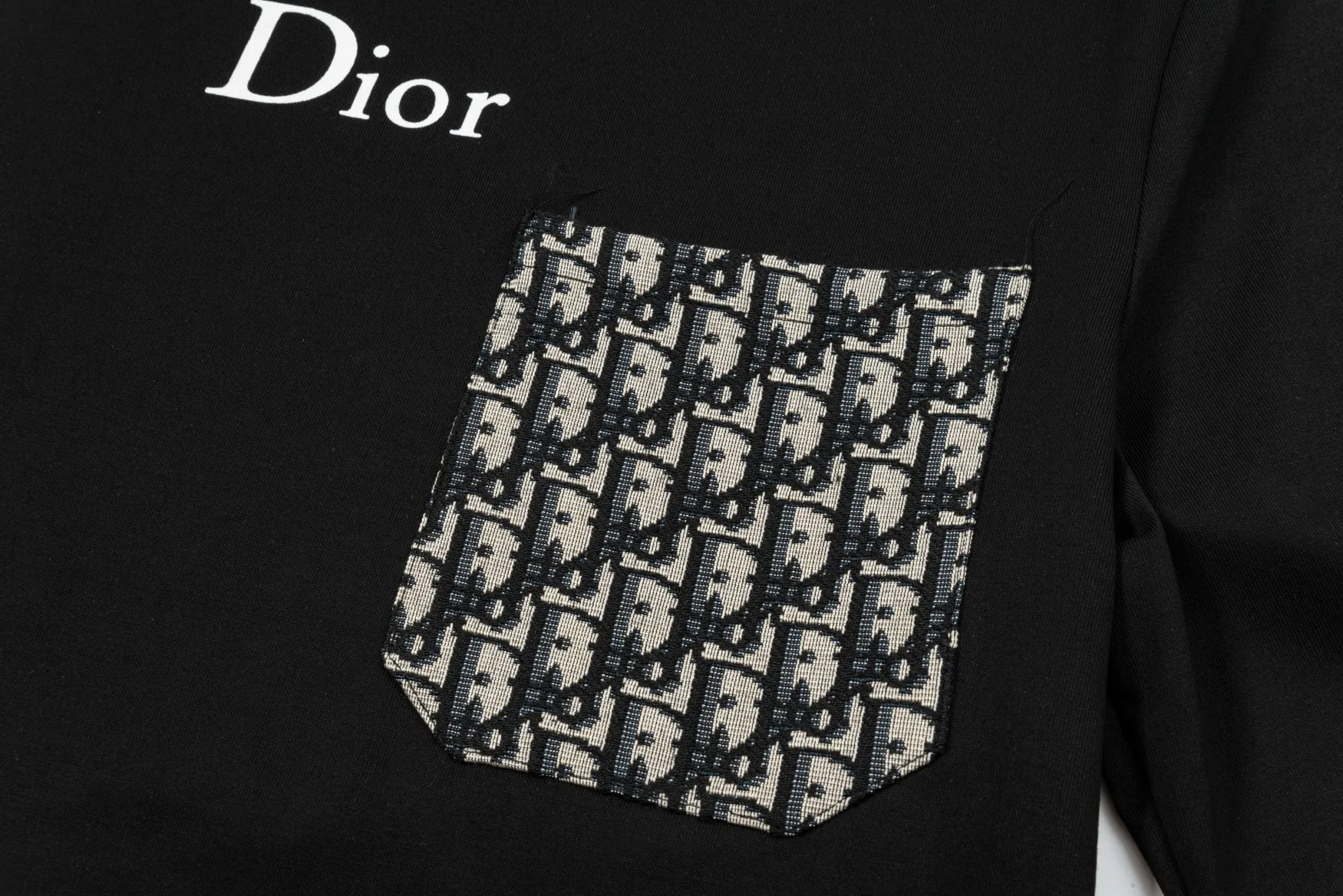 🅿️230 Dior DIOR new autumn and winter fabric pocket printed long sleeves, high quality 🔥nylon pure cotton washable hand feel, logo printing on the front, fabric pocket decoration, specially customized ribbing. The fabric is comfortable and soft, restoring the trend brought by special craftsmanship, custom dyed, complete with three standards. Non-market ordinary version. Compare at will. Quality is absolutely guaranteed. Same style for men and women. Color: Black White Size: S M L XL [Style No. A3308]