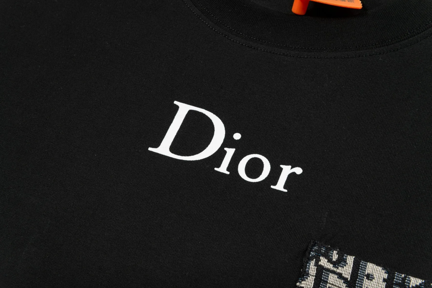 🅿️230 Dior DIOR new autumn and winter fabric pocket printed long sleeves, high quality 🔥nylon pure cotton washable hand feel, logo printing on the front, fabric pocket decoration, specially customized ribbing. The fabric is comfortable and soft, restoring the trend brought by special craftsmanship, custom dyed, complete with three standards. Non-market ordinary version. Compare at will. Quality is absolutely guaranteed. Same style for men and women. Color: Black White Size: S M L XL [Style No. A3308]