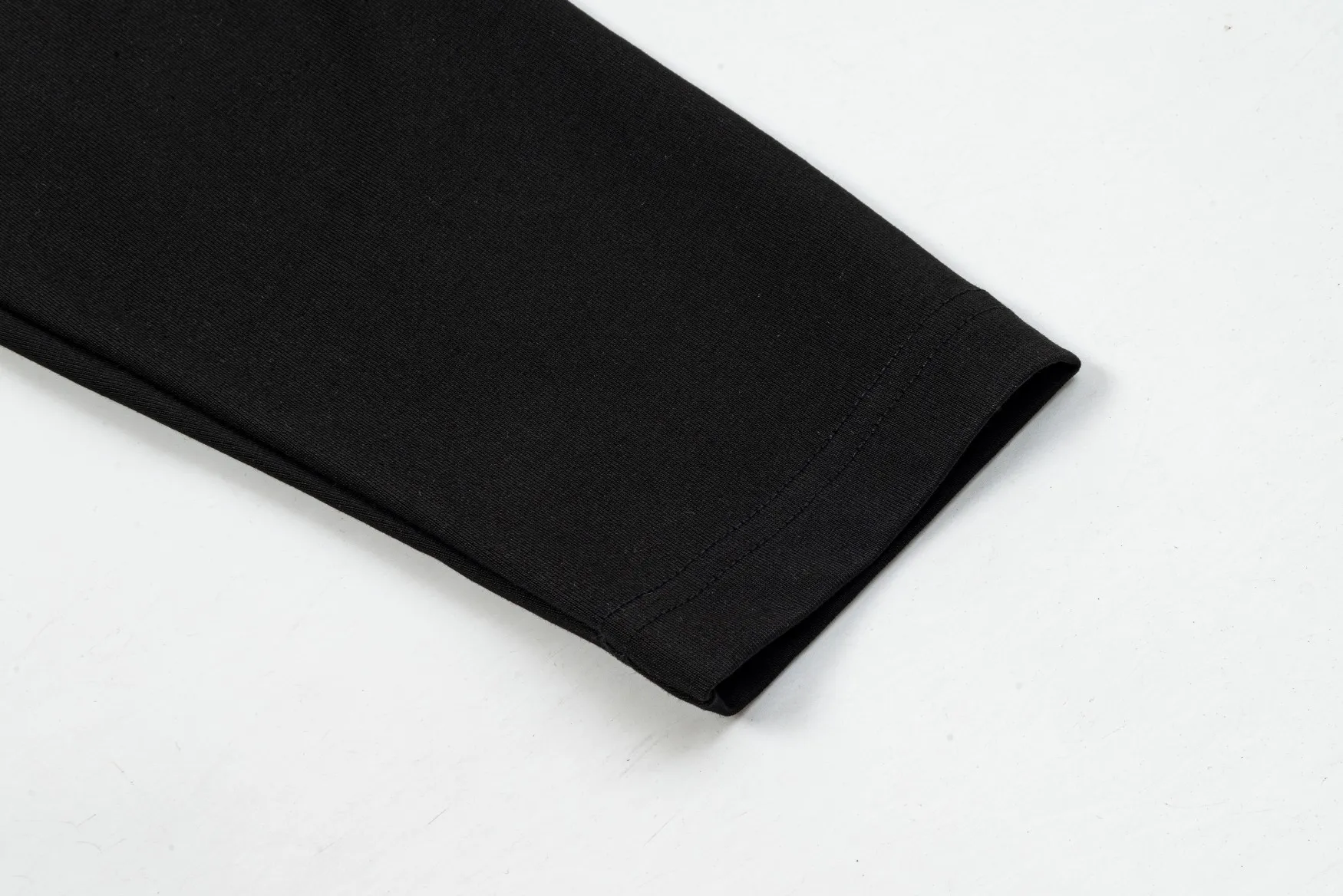 🅿️230 Dior DIOR new autumn and winter fabric pocket printed long sleeves, high quality 🔥nylon pure cotton washable hand feel, logo printing on the front, fabric pocket decoration, specially customized ribbing. The fabric is comfortable and soft, restoring the trend brought by special craftsmanship, custom dyed, complete with three standards. Non-market ordinary version. Compare at will. Quality is absolutely guaranteed. Same style for men and women. Color: Black White Size: S M L XL [Style No. A3308]