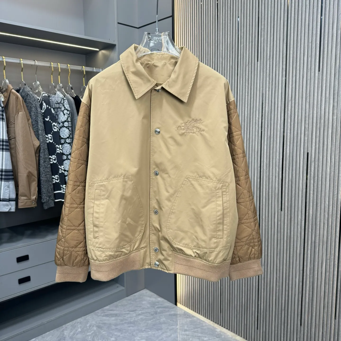 🅿️420 Dior Dior Autumn and Winter 25 Lily of the Valley embroidered short jacket is made of brown cotton twill fabric, decorated with contrasting seam sleeves, showing the classic cannage pattern, embroidered on the chest with lily of the valley flowers, custom-made jacquard rows at the cuffs hem SMLXL