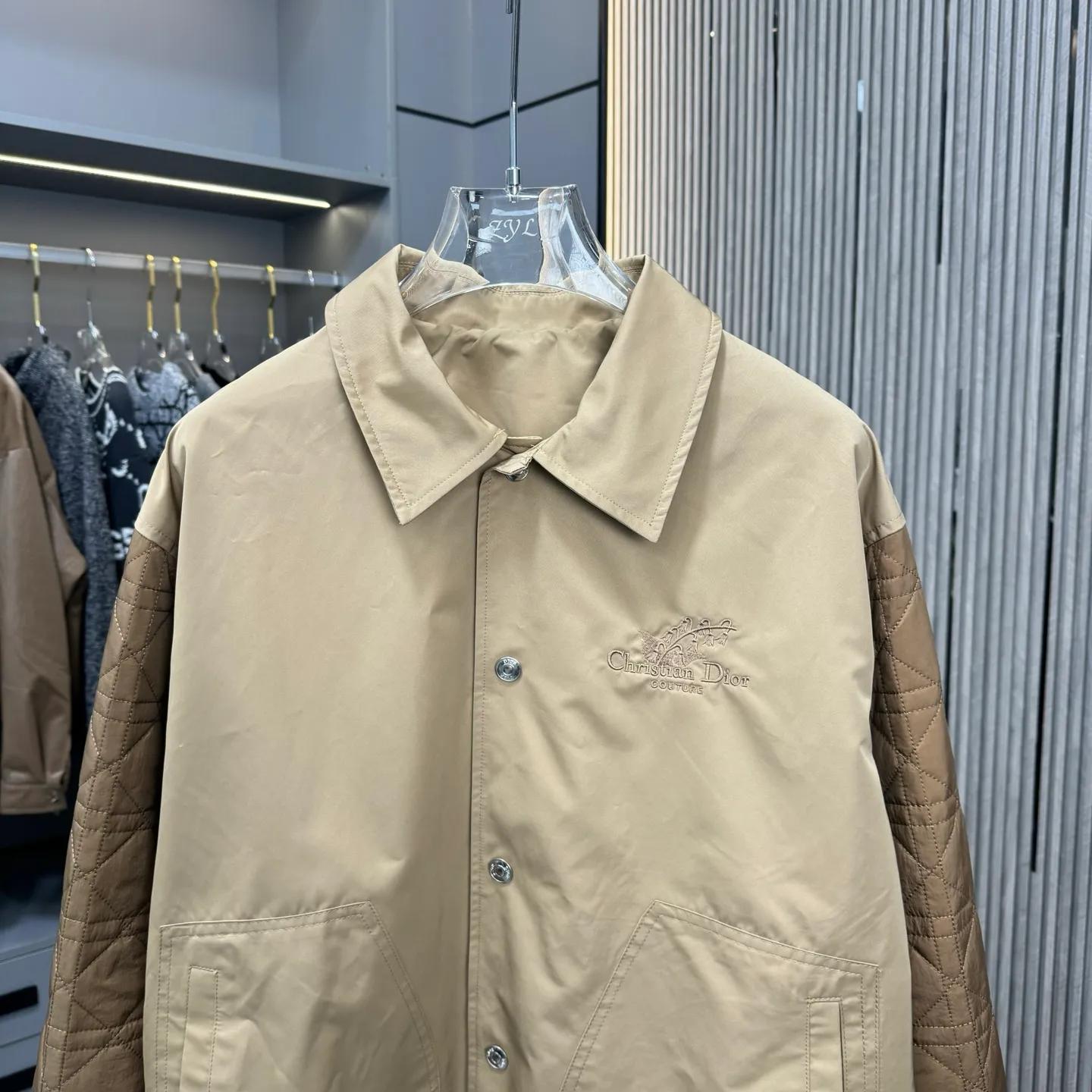 🅿️420 Dior Dior Autumn and Winter 25 Lily of the Valley embroidered short jacket is made of brown cotton twill fabric, decorated with contrasting seam sleeves, showing the classic cannage pattern, embroidered on the chest with lily of the valley flowers, custom-made jacquard rows at the cuffs hem SMLXL