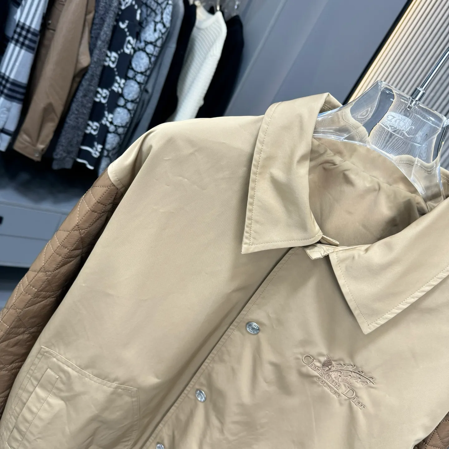🅿️420 Dior Dior Autumn and Winter 25 Lily of the Valley embroidered short jacket is made of brown cotton twill fabric, decorated with contrasting seam sleeves, showing the classic cannage pattern, embroidered on the chest with lily of the valley flowers, custom-made jacquard rows at the cuffs hem SMLXL