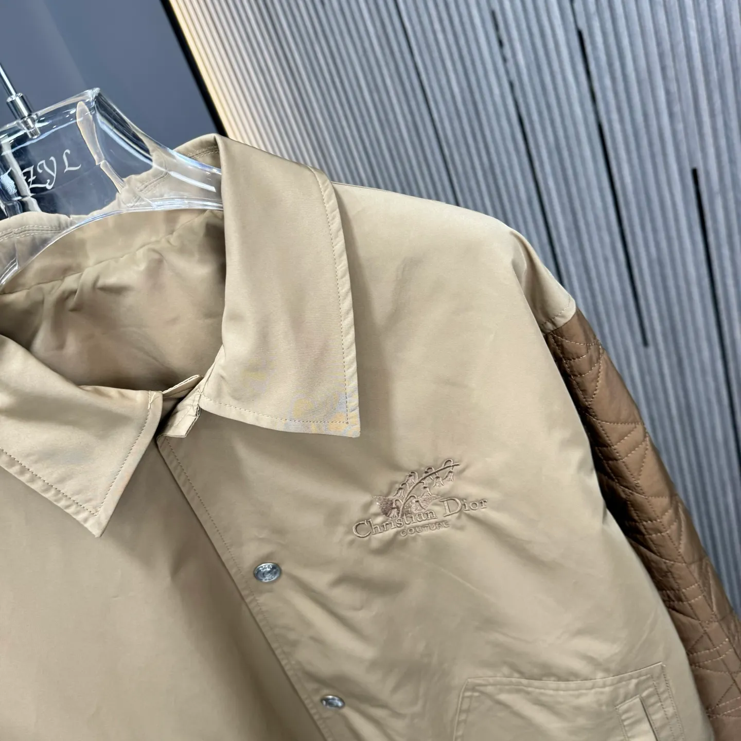 🅿️420 Dior Dior Autumn and Winter 25 Lily of the Valley embroidered short jacket is made of brown cotton twill fabric, decorated with contrasting seam sleeves, showing the classic cannage pattern, embroidered on the chest with lily of the valley flowers, custom-made jacquard rows at the cuffs hem SMLXL