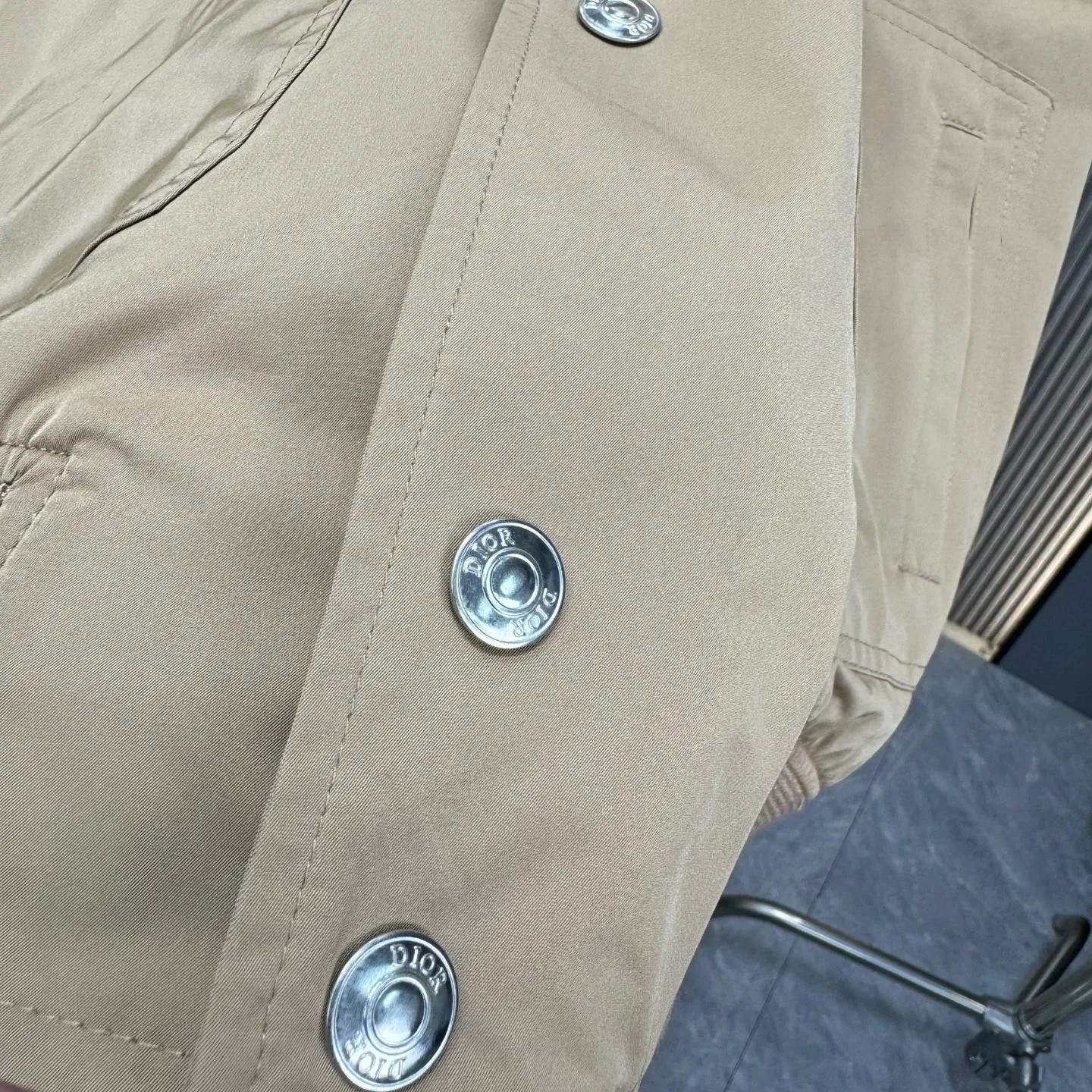 🅿️420 Dior Dior Autumn and Winter 25 Lily of the Valley embroidered short jacket is made of brown cotton twill fabric, decorated with contrasting seam sleeves, showing the classic cannage pattern, embroidered on the chest with lily of the valley flowers, custom-made jacquard rows at the cuffs hem SMLXL