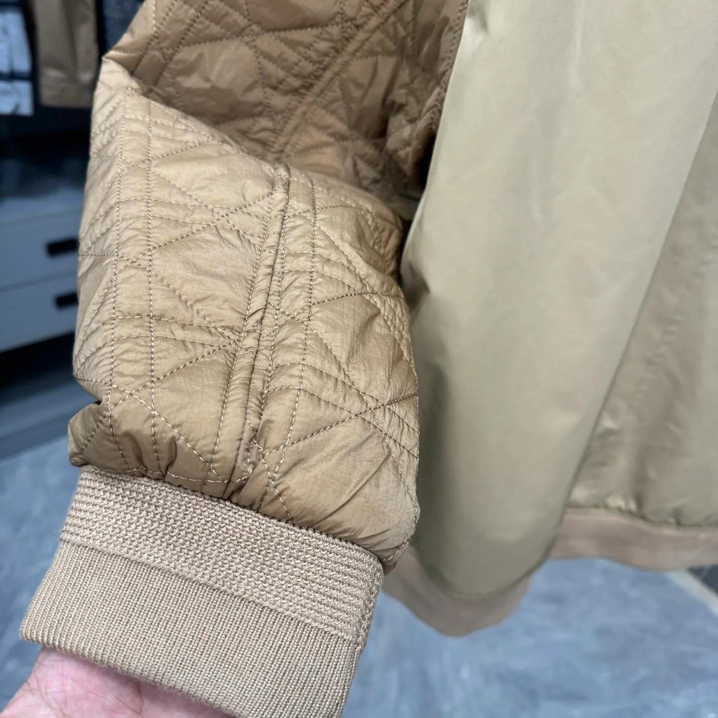 🅿️420 Dior Dior Autumn and Winter 25 Lily of the Valley embroidered short jacket is made of brown cotton twill fabric, decorated with contrasting seam sleeves, showing the classic cannage pattern, embroidered on the chest with lily of the valley flowers, custom-made jacquard rows at the cuffs hem SMLXL