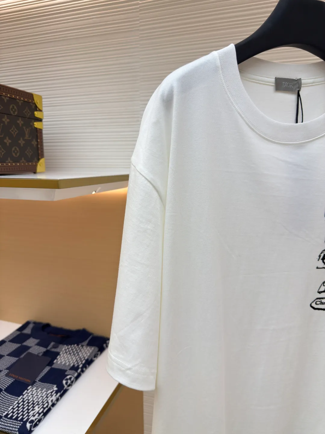 Dior flocked logo T-shirt ●Authentic product: purchased and developed by 7200 ●Item number: 1680147-A05 ●Fabric: pure cotton fabric ●Technology: flocked jacquard production ●Version: fitted version ●Weight: about 255 grams ●Size: XS-S-M-L ●Description: The fabric is made of 50s double-ply long-staple cotton plain fabric, treated with dust-free wool technology to give a light and soft cotton feel. It is matched with 32s single-ply yarn combed cotton 1*1 collar rib. The fabric is printed with hand-made platen screen flocking, and the bottom layer is coated with anti-sublimation liquid. The flocking slurry is scraped, and the pile is made of 0.2mm high viscose velvet. The two-color pile is mixed. The bottom of the cage cover is electrostatically flocked. The flocking operation time is tested multiple times by pattern making to control the number and density of the pile to ensure that the visual effect is consistent with the original. The overall wiring is straight and delicate, the fabric is comfortable and soft, and the color is consistent without color difference. It can be matched with the same style to create a fashionable look and control various occasions. Customized accessories, complete with three standards, same style for men and women!