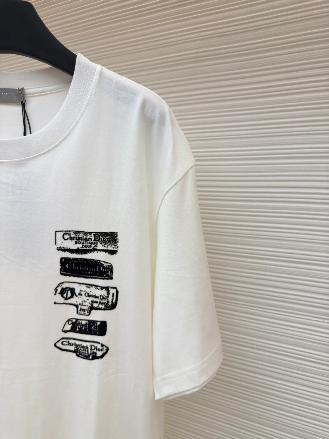 Dior flocked logo T-shirt ●Authentic product: purchased and developed by 7200 ●Item number: 1680147-A05 ●Fabric: pure cotton fabric ●Technology: flocked jacquard production ●Version: fitted version ●Weight: about 255 grams ●Size: XS-S-M-L ●Description: The fabric is made of 50s double-ply long-staple cotton plain fabric, treated with dust-free wool technology to give a light and soft cotton feel. It is matched with 32s single-ply yarn combed cotton 1*1 collar rib. The fabric is printed with hand-made platen screen flocking, and the bottom layer is coated with anti-sublimation liquid. The flocking slurry is scraped, and the pile is made of 0.2mm high viscose velvet. The two-color pile is mixed. The bottom of the cage cover is electrostatically flocked. The flocking operation time is tested multiple times by pattern making to control the number and density of the pile to ensure that the visual effect is consistent with the original. The overall wiring is straight and delicate, the fabric is comfortable and soft, and the color is consistent without color difference. It can be matched with the same style to create a fashionable look and control various occasions. Customized accessories, complete with three standards, same style for men and women!