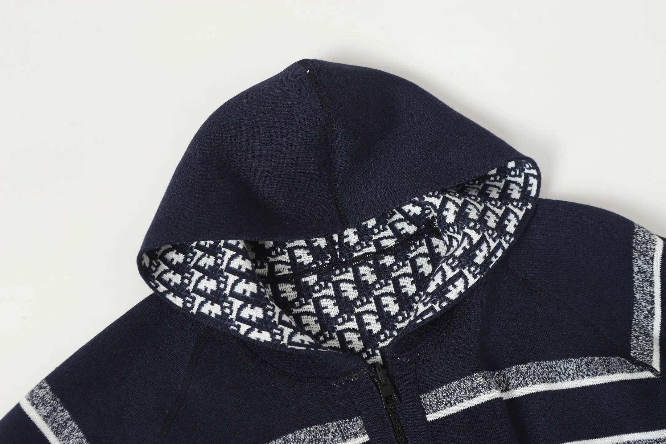 🅿️540 DIOR/Dior double-sided jacquard cashmere knitted hood (navy blue). The original version was purchased for 22,337 and developed. The fabric is made of cashmere blended knitted fabric, which is soft and comfortable. It features a zip closure at the front and subtle ribbed trimming at the cuffs and hem. The reversible design features a solid blue hue on one side and the brand's signature Oblique pattern on the other, with Cistian strap detailing on the back. The unlined cut ensures a light and effortless fit, while the slim fit creates an elegant silhouette. The entire piece has exquisite craftsmanship, double-sided knitting technology enables reversible wear, and ribbed edges enhance the three-dimensional effect. Dry cleaning and maintenance are recommended to maintain the delicate texture of cashmere fabrics. This piece is both casual and fashionable, and can be easily matched with all kinds of clothing, showing the brand's exquisite craftsmanship and classic aesthetics. Color: Navy Gray Size: S M L