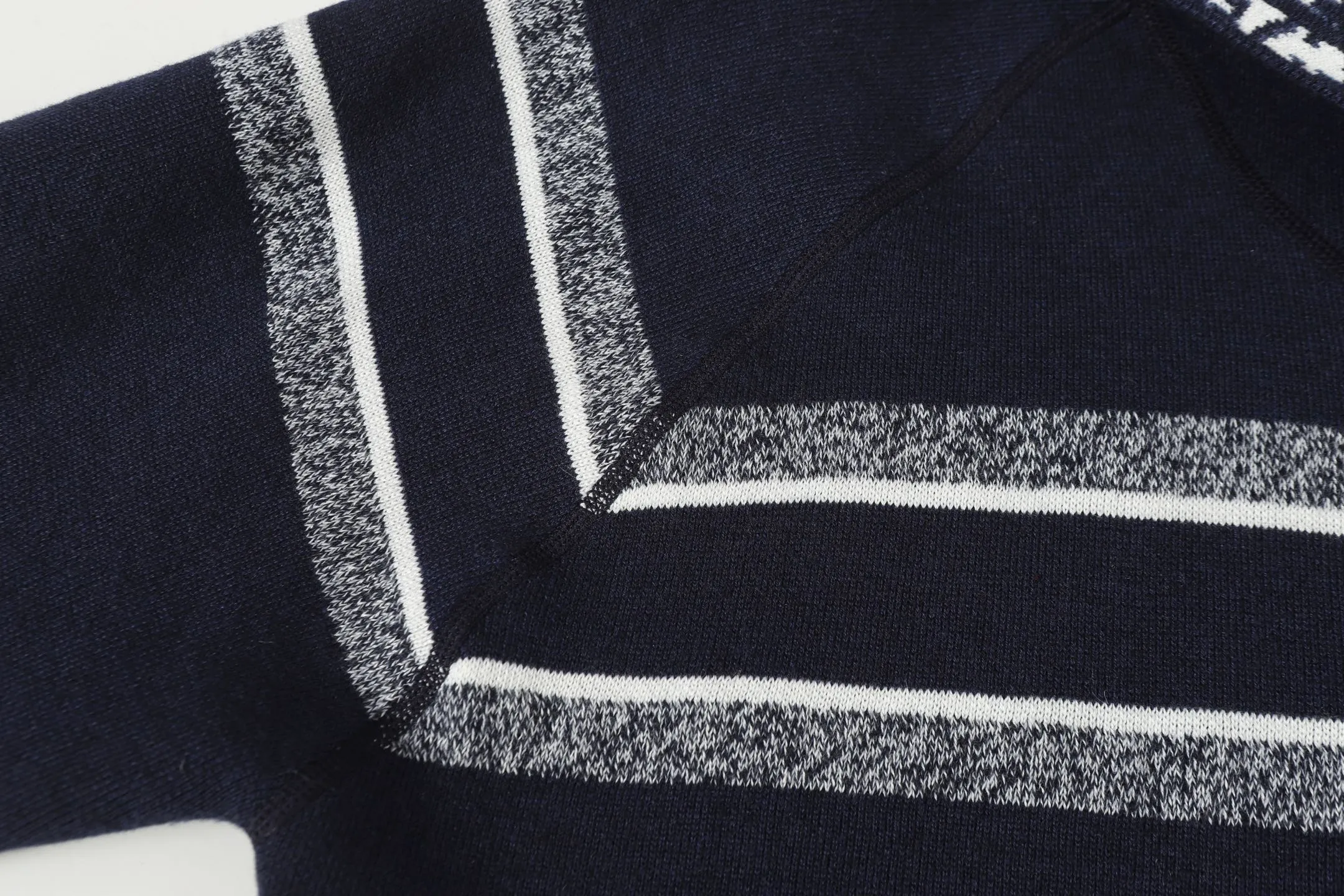 🅿️540 DIOR/Dior double-sided jacquard cashmere knitted hood (navy blue). The original version was purchased for 22,337 and developed. The fabric is made of cashmere blended knitted fabric, which is soft and comfortable. It features a zip closure at the front and subtle ribbed trimming at the cuffs and hem. The reversible design features a solid blue hue on one side and the brand's signature Oblique pattern on the other, with Cistian strap detailing on the back. The unlined cut ensures a light and effortless fit, while the slim fit creates an elegant silhouette. The entire piece has exquisite craftsmanship, double-sided knitting technology enables reversible wear, and ribbed edges enhance the three-dimensional effect. Dry cleaning and maintenance are recommended to maintain the delicate texture of cashmere fabrics. This piece is both casual and fashionable, and can be easily matched with all kinds of clothing, showing the brand's exquisite craftsmanship and classic aesthetics. Color: Navy Gray Size: S M L