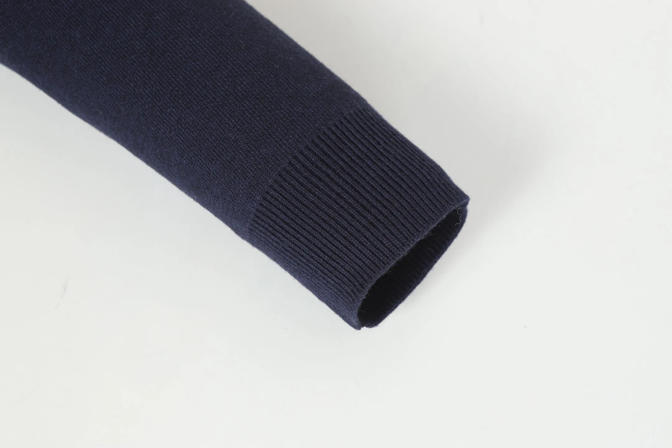 🅿️540 DIOR/Dior double-sided jacquard cashmere knitted hood (navy blue). The original version was purchased for 22,337 and developed. The fabric is made of cashmere blended knitted fabric, which is soft and comfortable. It features a zip closure at the front and subtle ribbed trimming at the cuffs and hem. The reversible design features a solid blue hue on one side and the brand's signature Oblique pattern on the other, with Cistian strap detailing on the back. The unlined cut ensures a light and effortless fit, while the slim fit creates an elegant silhouette. The entire piece has exquisite craftsmanship, double-sided knitting technology enables reversible wear, and ribbed edges enhance the three-dimensional effect. Dry cleaning and maintenance are recommended to maintain the delicate texture of cashmere fabrics. This piece is both casual and fashionable, and can be easily matched with all kinds of clothing, showing the brand's exquisite craftsmanship and classic aesthetics. Color: Navy Gray Size: S M L