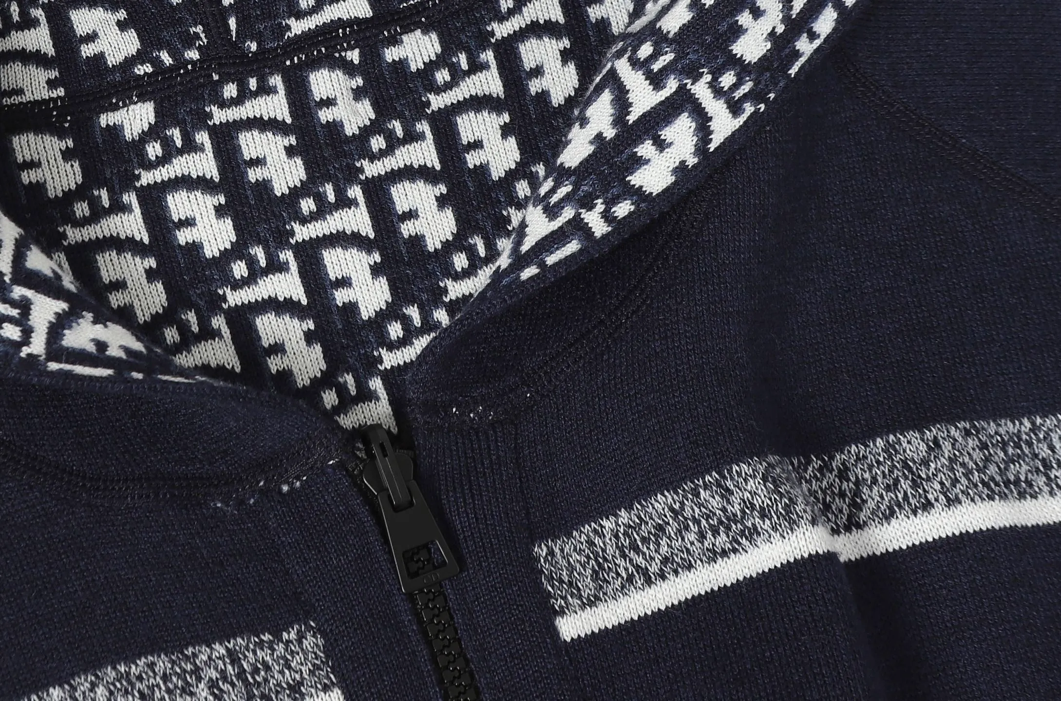 🅿️540 DIOR/Dior double-sided jacquard cashmere knitted hood (navy blue). The original version was purchased for 22,337 and developed. The fabric is made of cashmere blended knitted fabric, which is soft and comfortable. It features a zip closure at the front and subtle ribbed trimming at the cuffs and hem. The reversible design features a solid blue hue on one side and the brand's signature Oblique pattern on the other, with Cistian strap detailing on the back. The unlined cut ensures a light and effortless fit, while the slim fit creates an elegant silhouette. The entire piece has exquisite craftsmanship, double-sided knitting technology enables reversible wear, and ribbed edges enhance the three-dimensional effect. Dry cleaning and maintenance are recommended to maintain the delicate texture of cashmere fabrics. This piece is both casual and fashionable, and can be easily matched with all kinds of clothing, showing the brand's exquisite craftsmanship and classic aesthetics. Color: Navy Gray Size: S M L