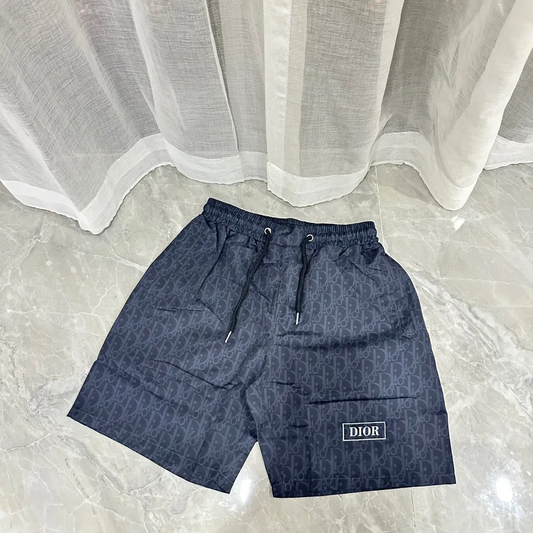 🅿️130 #V0065 [Replenishment all year round] Dior's new classic casual beach shorts. The picture is taken by mobile phone pixels. 🈚️Any ps📷📷 Classic plaid quick-drying three-quarter pants, the same style for men and women. The fabric is made of polyester fiber, which is stain-resistant and wrinkle-resistant. It is the most suitable material for going out in summer! It is guaranteed to be cool and comfortable enough at the same time. It is super stylish when worn casually. You can clearly see the texture and other things just by looking at the photos. It is not comparable to the general market materials.  In an instant, I am tempted to go on a long vacation. It has pockets on both sides and a drawstring at the waist. It is a very practical design with impeccable workmanship, details, and fit. It can be worn as casual pants or beach pants. It is a must-have for beach vacations, home leisure, gym equipment, morning running, and night running. It is both practical and functional. Color: Black White Size: M-XXXL