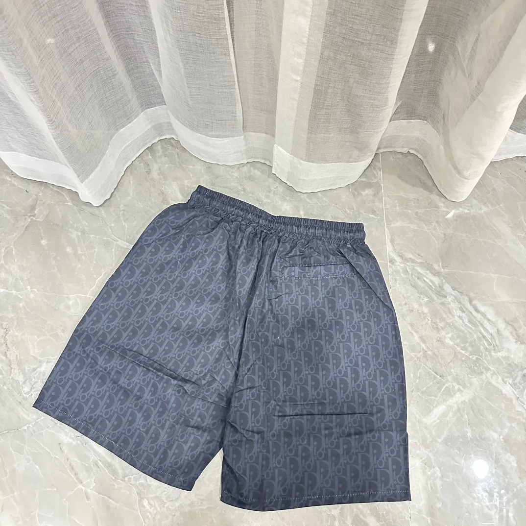 🅿️130 #V0065 [Replenishment all year round] Dior's new classic casual beach shorts. The picture is taken by mobile phone pixels. 🈚️Any ps📷📷 Classic plaid quick-drying three-quarter pants, the same style for men and women. The fabric is made of polyester fiber, which is stain-resistant and wrinkle-resistant. It is the most suitable material for going out in summer! It is guaranteed to be cool and comfortable enough at the same time. It is super stylish when worn casually. You can clearly see the texture and other things just by looking at the photos. It is not comparable to the general market materials.  In an instant, I am tempted to go on a long vacation. It has pockets on both sides and a drawstring at the waist. It is a very practical design with impeccable workmanship, details, and fit. It can be worn as casual pants or beach pants. It is a must-have for beach vacations, home leisure, gym equipment, morning running, and night running. It is both practical and functional. Color: Black White Size: M-XXXL