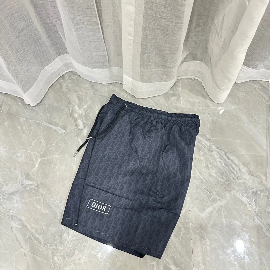 🅿️130 #V0065 [Replenishment all year round] Dior's new classic casual beach shorts. The picture is taken by mobile phone pixels. 🈚️Any ps📷📷 Classic plaid quick-drying three-quarter pants, the same style for men and women. The fabric is made of polyester fiber, which is stain-resistant and wrinkle-resistant. It is the most suitable material for going out in summer! It is guaranteed to be cool and comfortable enough at the same time. It is super stylish when worn casually. You can clearly see the texture and other things just by looking at the photos. It is not comparable to the general market materials.  In an instant, I am tempted to go on a long vacation. It has pockets on both sides and a drawstring at the waist. It is a very practical design with impeccable workmanship, details, and fit. It can be worn as casual pants or beach pants. It is a must-have for beach vacations, home leisure, gym equipment, morning running, and night running. It is both practical and functional. Color: Black White Size: M-XXXL