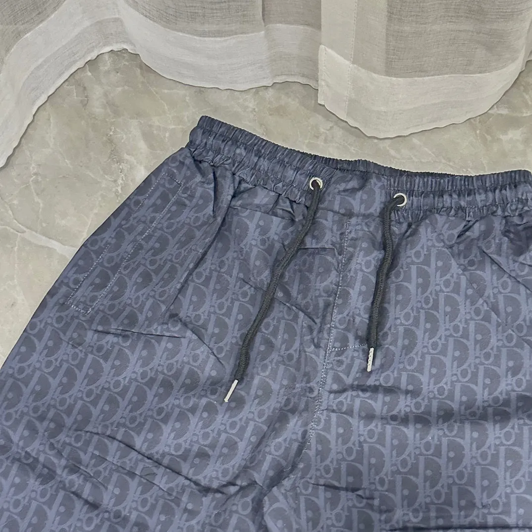 🅿️130 #V0065 [Replenishment all year round] Dior's new classic casual beach shorts. The picture is taken by mobile phone pixels. 🈚️Any ps📷📷 Classic plaid quick-drying three-quarter pants, the same style for men and women. The fabric is made of polyester fiber, which is stain-resistant and wrinkle-resistant. It is the most suitable material for going out in summer! It is guaranteed to be cool and comfortable enough at the same time. It is super stylish when worn casually. You can clearly see the texture and other things just by looking at the photos. It is not comparable to the general market materials.  In an instant, I am tempted to go on a long vacation. It has pockets on both sides and a drawstring at the waist. It is a very practical design with impeccable workmanship, details, and fit. It can be worn as casual pants or beach pants. It is a must-have for beach vacations, home leisure, gym equipment, morning running, and night running. It is both practical and functional. Color: Black White Size: M-XXXL