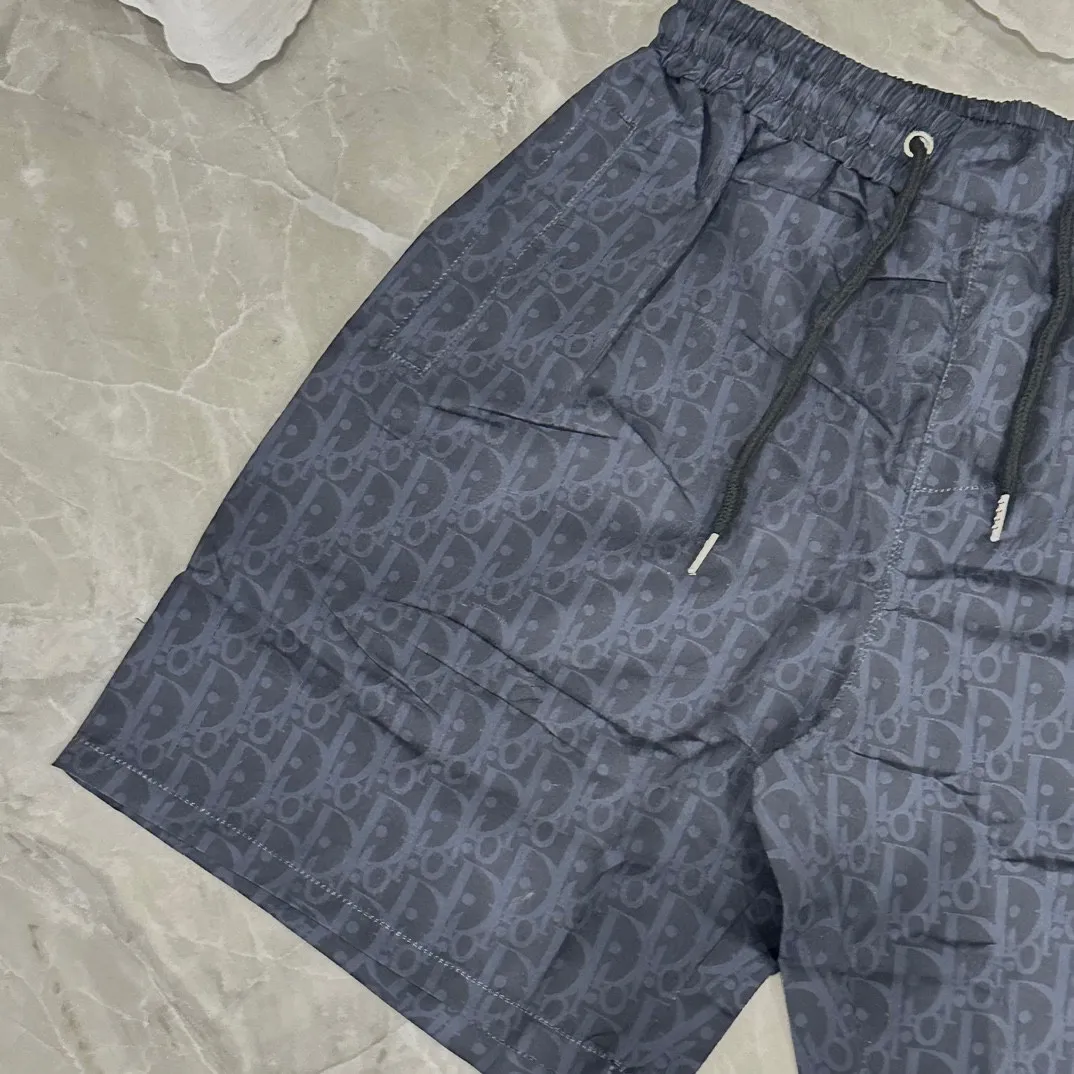 🅿️130 #V0065 [Replenishment all year round] Dior's new classic casual beach shorts. The picture is taken by mobile phone pixels. 🈚️Any ps📷📷 Classic plaid quick-drying three-quarter pants, the same style for men and women. The fabric is made of polyester fiber, which is stain-resistant and wrinkle-resistant. It is the most suitable material for going out in summer! It is guaranteed to be cool and comfortable enough at the same time. It is super stylish when worn casually. You can clearly see the texture and other things just by looking at the photos. It is not comparable to the general market materials.  In an instant, I am tempted to go on a long vacation. It has pockets on both sides and a drawstring at the waist. It is a very practical design with impeccable workmanship, details, and fit. It can be worn as casual pants or beach pants. It is a must-have for beach vacations, home leisure, gym equipment, morning running, and night running. It is both practical and functional. Color: Black White Size: M-XXXL