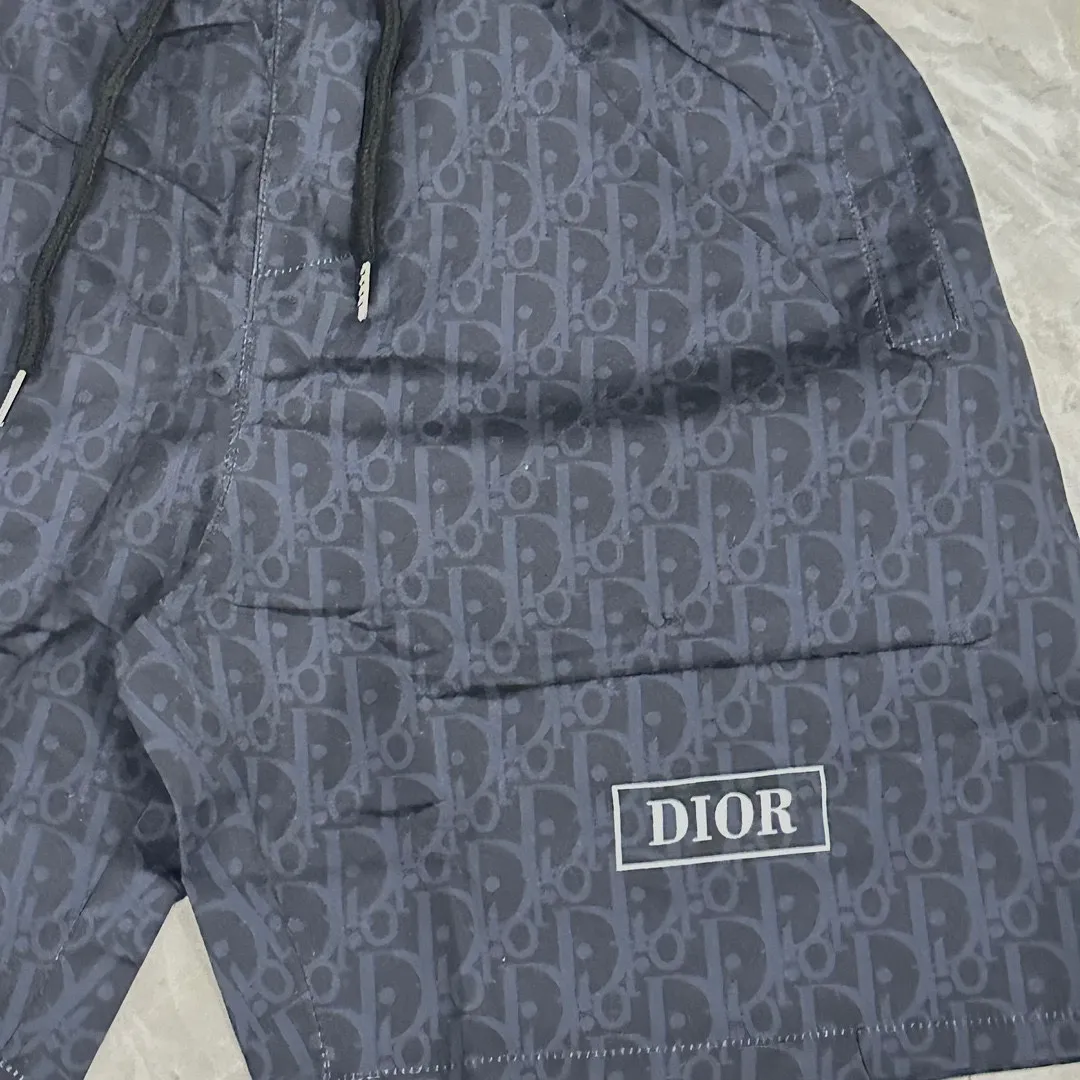 🅿️130 #V0065 [Replenishment all year round] Dior's new classic casual beach shorts. The picture is taken by mobile phone pixels. 🈚️Any ps📷📷 Classic plaid quick-drying three-quarter pants, the same style for men and women. The fabric is made of polyester fiber, which is stain-resistant and wrinkle-resistant. It is the most suitable material for going out in summer! It is guaranteed to be cool and comfortable enough at the same time. It is super stylish when worn casually. You can clearly see the texture and other things just by looking at the photos. It is not comparable to the general market materials.  In an instant, I am tempted to go on a long vacation. It has pockets on both sides and a drawstring at the waist. It is a very practical design with impeccable workmanship, details, and fit. It can be worn as casual pants or beach pants. It is a must-have for beach vacations, home leisure, gym equipment, morning running, and night running. It is both practical and functional. Color: Black White Size: M-XXXL