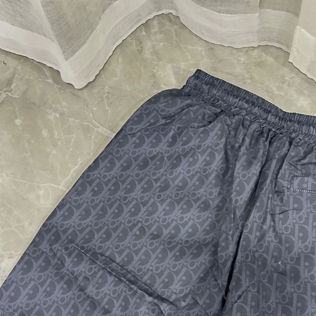 🅿️130 #V0065 [Replenishment all year round] Dior's new classic casual beach shorts. The picture is taken by mobile phone pixels. 🈚️Any ps📷📷 Classic plaid quick-drying three-quarter pants, the same style for men and women. The fabric is made of polyester fiber, which is stain-resistant and wrinkle-resistant. It is the most suitable material for going out in summer! It is guaranteed to be cool and comfortable enough at the same time. It is super stylish when worn casually. You can clearly see the texture and other things just by looking at the photos. It is not comparable to the general market materials.  In an instant, I am tempted to go on a long vacation. It has pockets on both sides and a drawstring at the waist. It is a very practical design with impeccable workmanship, details, and fit. It can be worn as casual pants or beach pants. It is a must-have for beach vacations, home leisure, gym equipment, morning running, and night running. It is both practical and functional. Color: Black White Size: M-XXXL