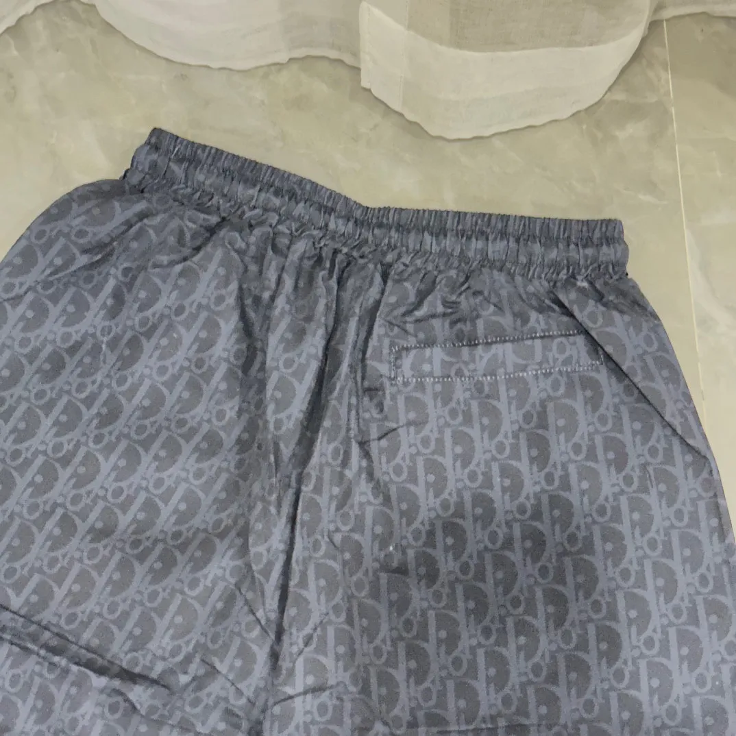 🅿️130 #V0065 [Replenishment all year round] Dior's new classic casual beach shorts. The picture is taken by mobile phone pixels. 🈚️Any ps📷📷 Classic plaid quick-drying three-quarter pants, the same style for men and women. The fabric is made of polyester fiber, which is stain-resistant and wrinkle-resistant. It is the most suitable material for going out in summer! It is guaranteed to be cool and comfortable enough at the same time. It is super stylish when worn casually. You can clearly see the texture and other things just by looking at the photos. It is not comparable to the general market materials.  In an instant, I am tempted to go on a long vacation. It has pockets on both sides and a drawstring at the waist. It is a very practical design with impeccable workmanship, details, and fit. It can be worn as casual pants or beach pants. It is a must-have for beach vacations, home leisure, gym equipment, morning running, and night running. It is both practical and functional. Color: Black White Size: M-XXXL