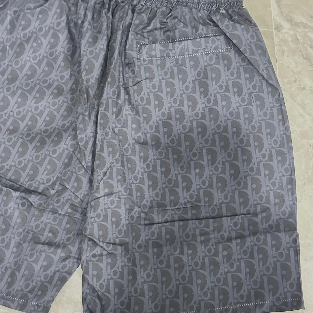🅿️130 #V0065 [Replenishment all year round] Dior's new classic casual beach shorts. The picture is taken by mobile phone pixels. 🈚️Any ps📷📷 Classic plaid quick-drying three-quarter pants, the same style for men and women. The fabric is made of polyester fiber, which is stain-resistant and wrinkle-resistant. It is the most suitable material for going out in summer! It is guaranteed to be cool and comfortable enough at the same time. It is super stylish when worn casually. You can clearly see the texture and other things just by looking at the photos. It is not comparable to the general market materials.  In an instant, I am tempted to go on a long vacation. It has pockets on both sides and a drawstring at the waist. It is a very practical design with impeccable workmanship, details, and fit. It can be worn as casual pants or beach pants. It is a must-have for beach vacations, home leisure, gym equipment, morning running, and night running. It is both practical and functional. Color: Black White Size: M-XXXL